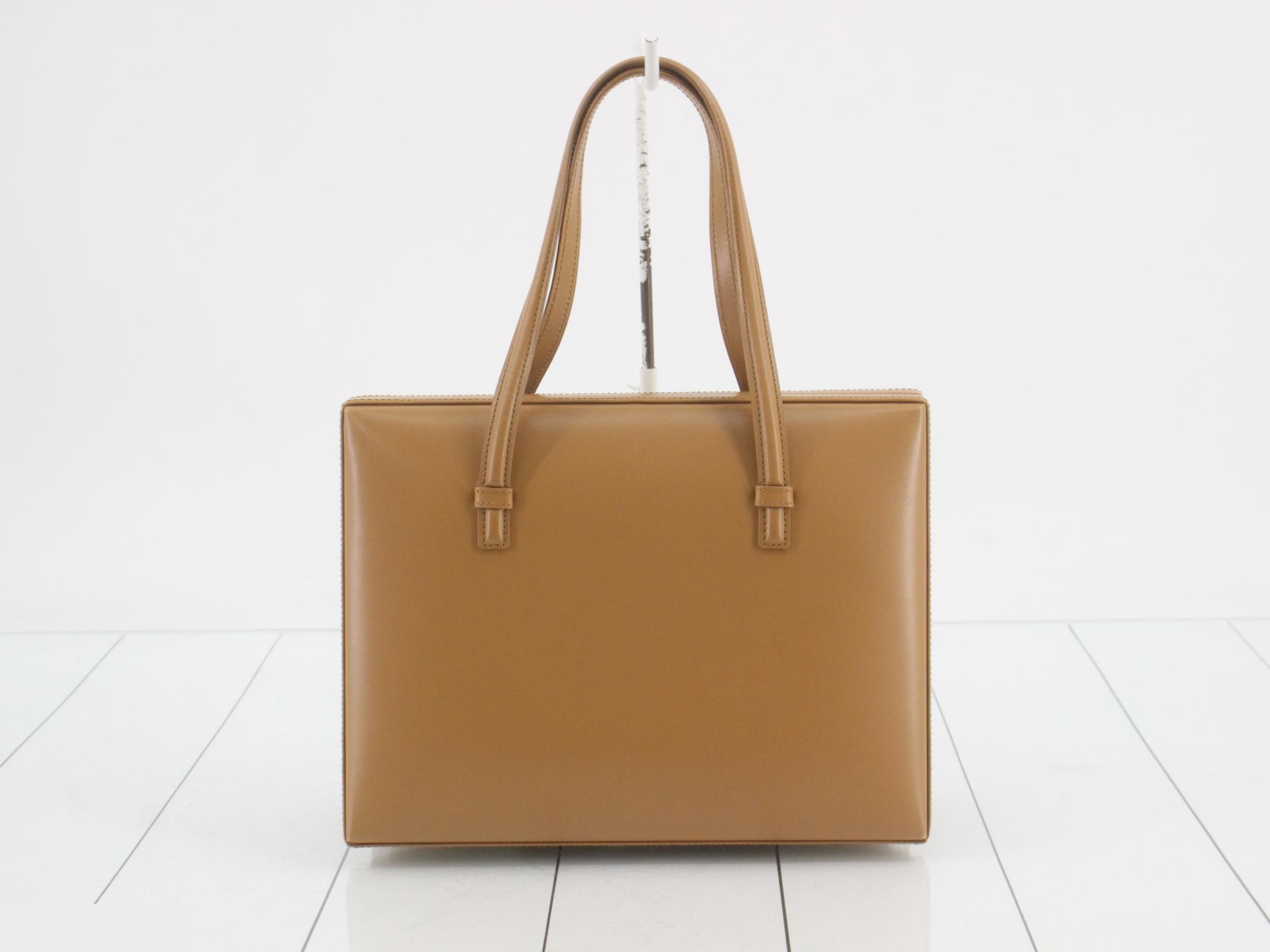 Handbag with magnetic closure — view 2