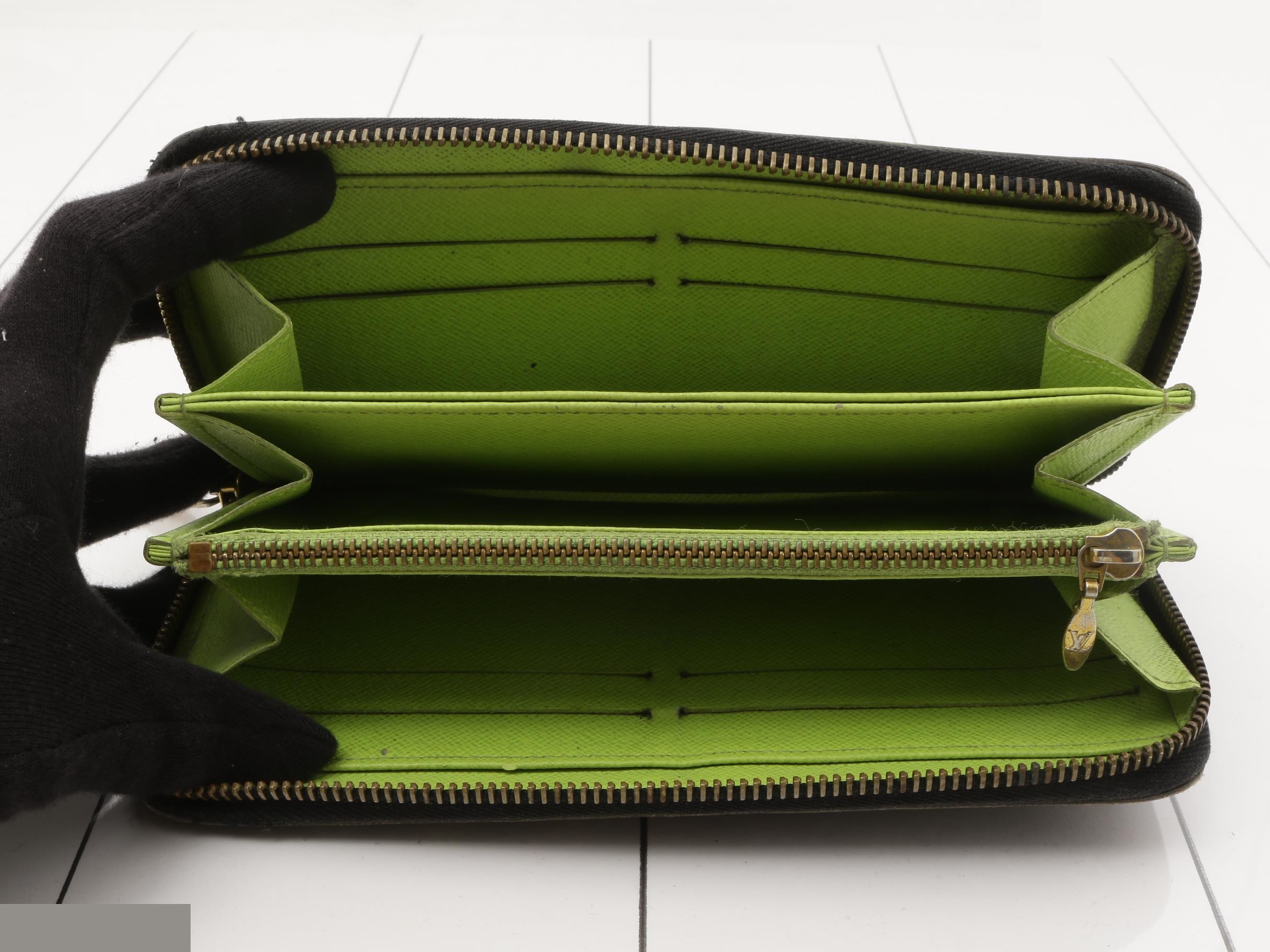 wallet — view 4