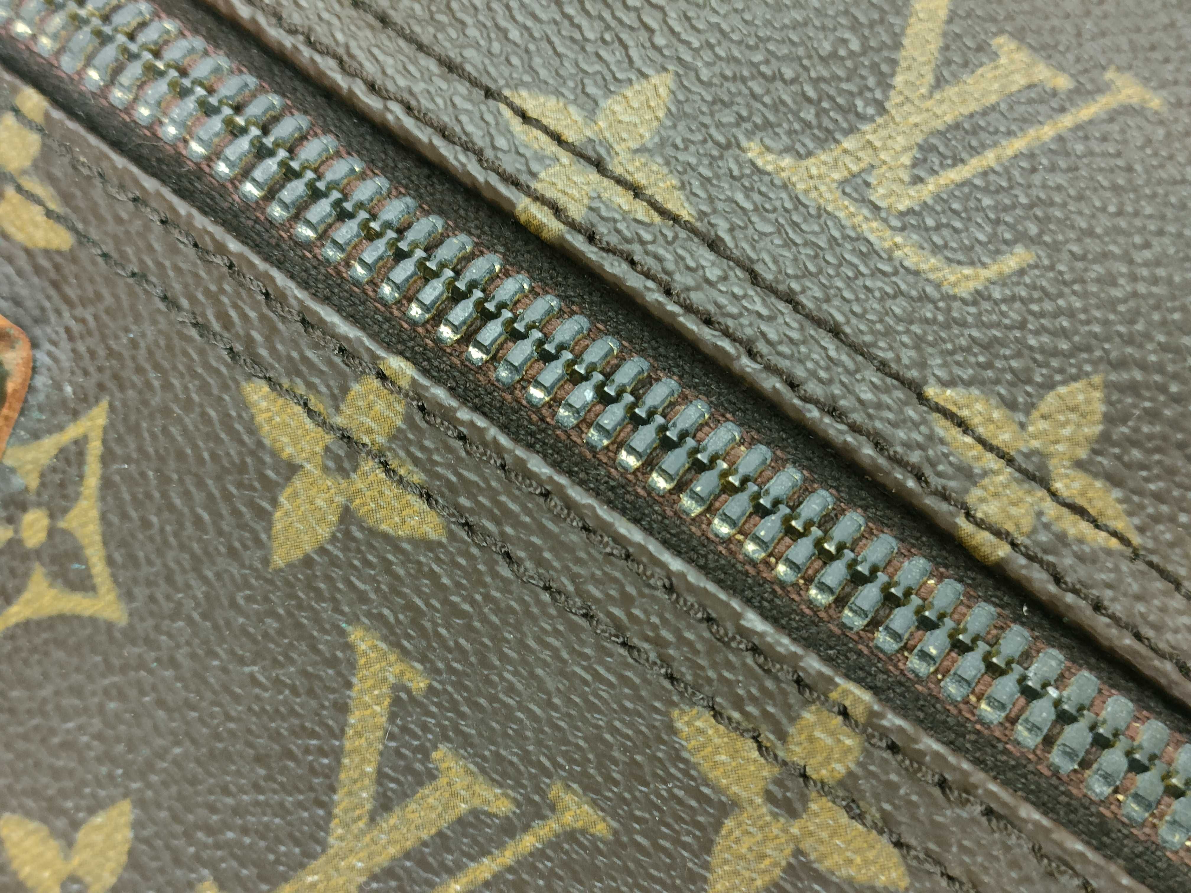 Monogram Louis Vuitton Speedy 40 Handbag — view 6