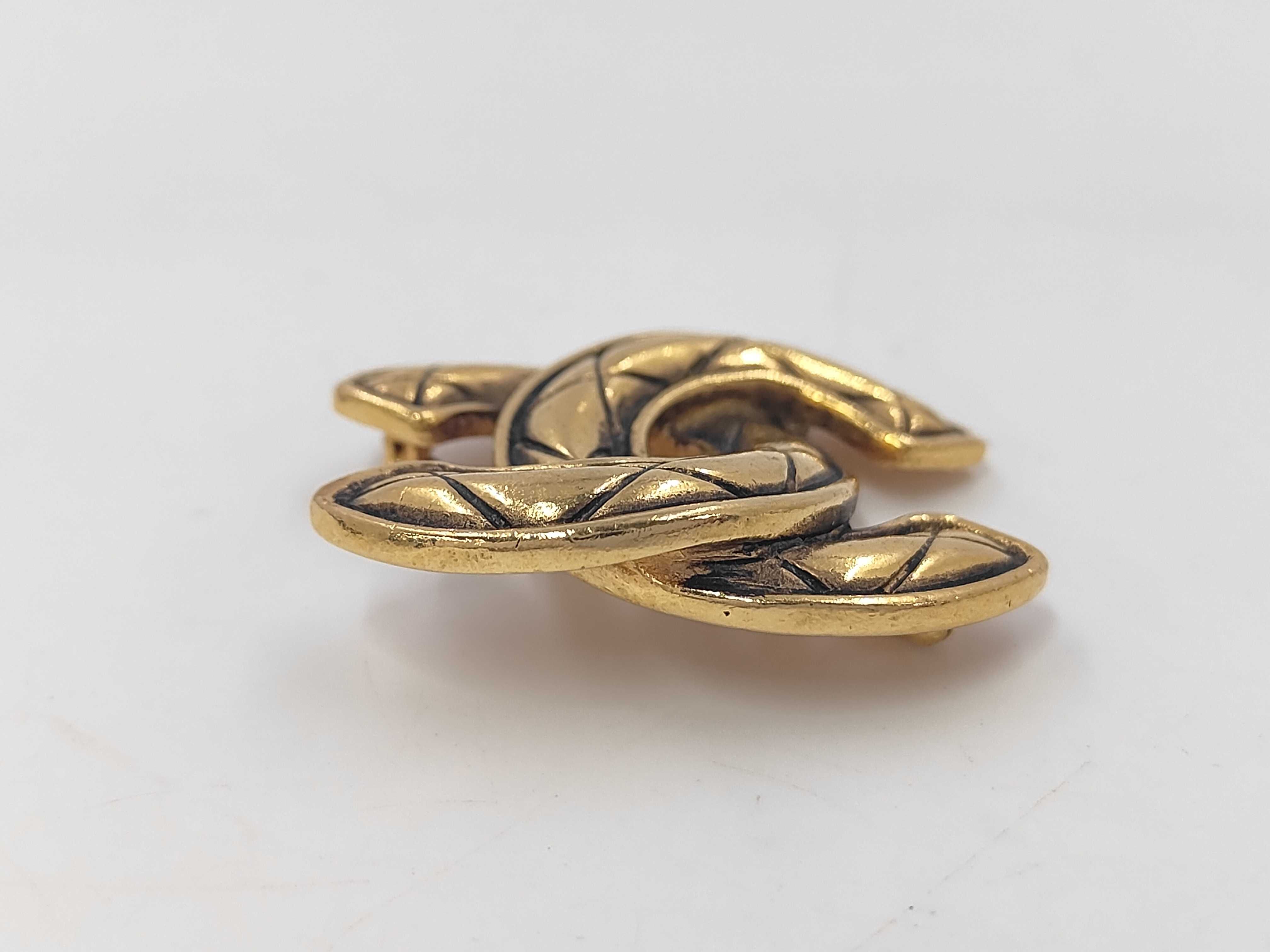 brooch — view 3