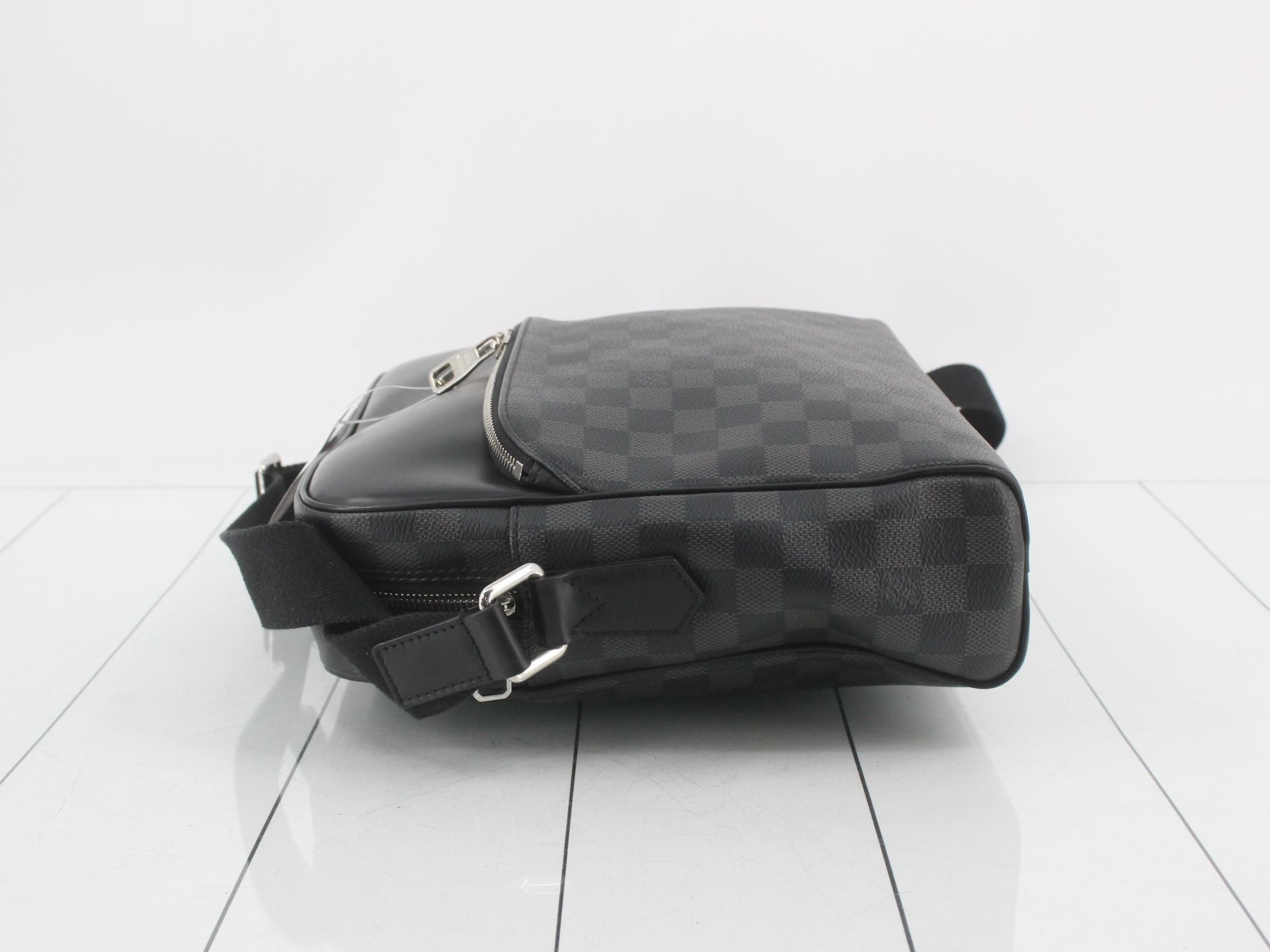 Damier Graphite Shoulder Bag — view 4