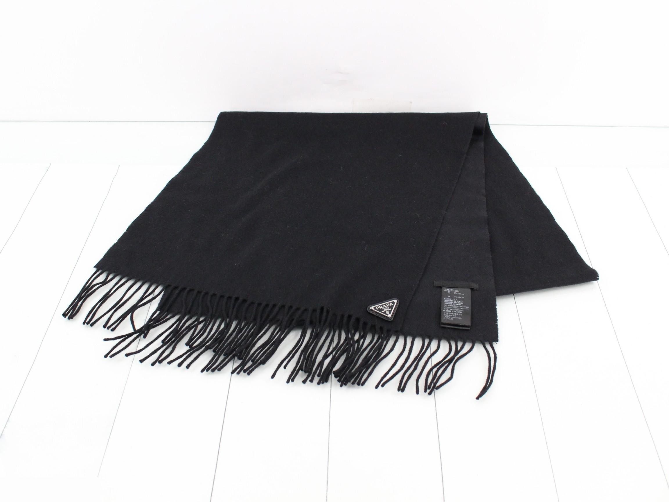 Other lines: Small items, accessories, scarves, with logo. — view 2