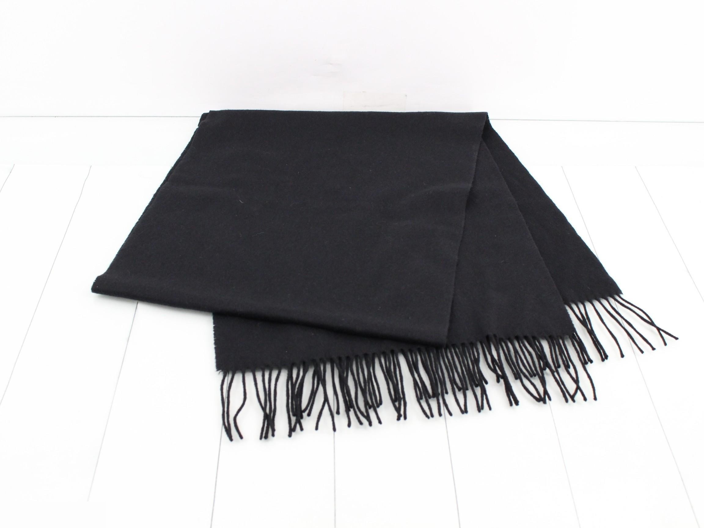 Other lines: Small items, accessories, scarves, with logo. — view 3