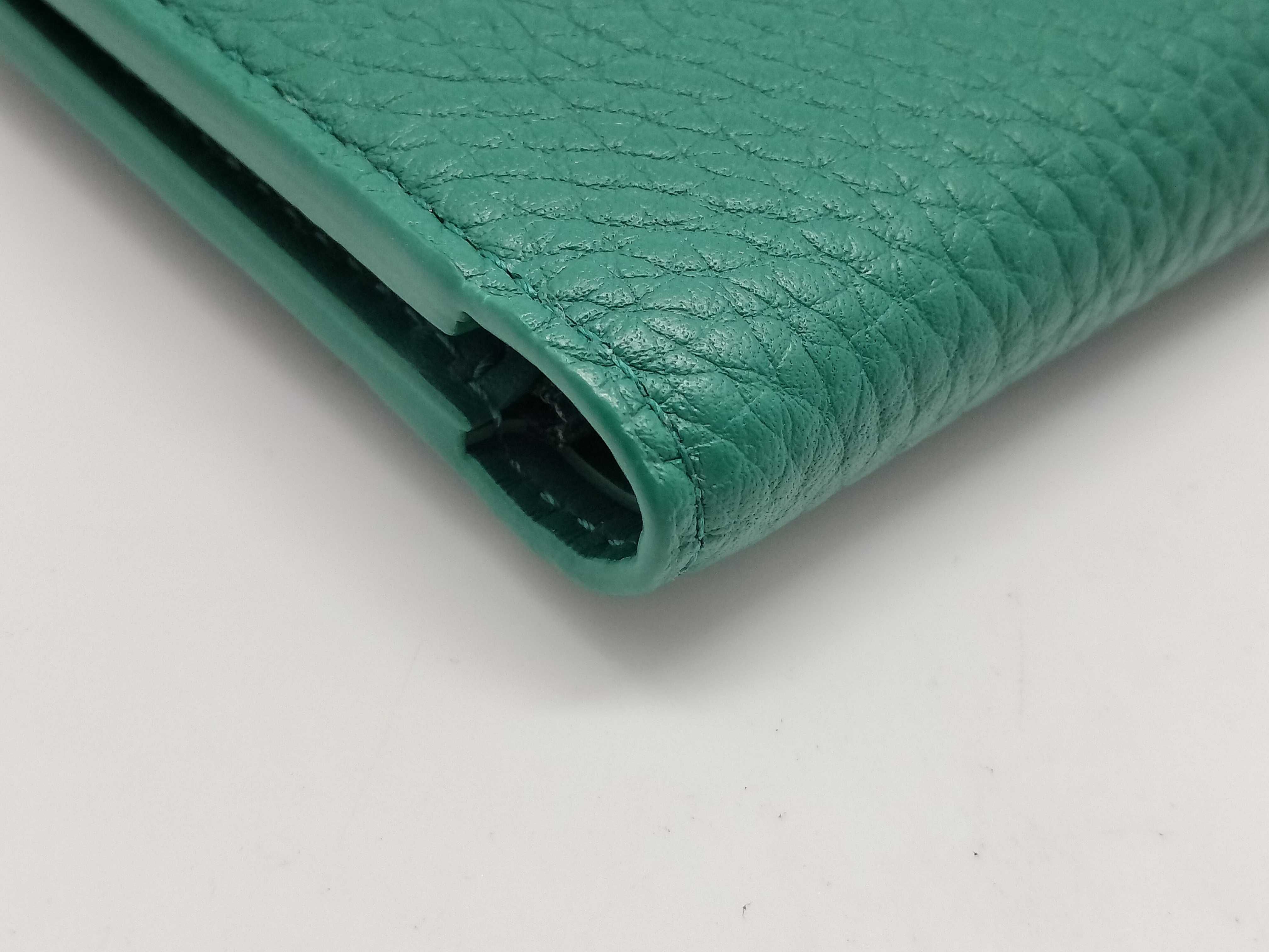 Taurillon LV Vertical Compact Wallet M82438 — view 3