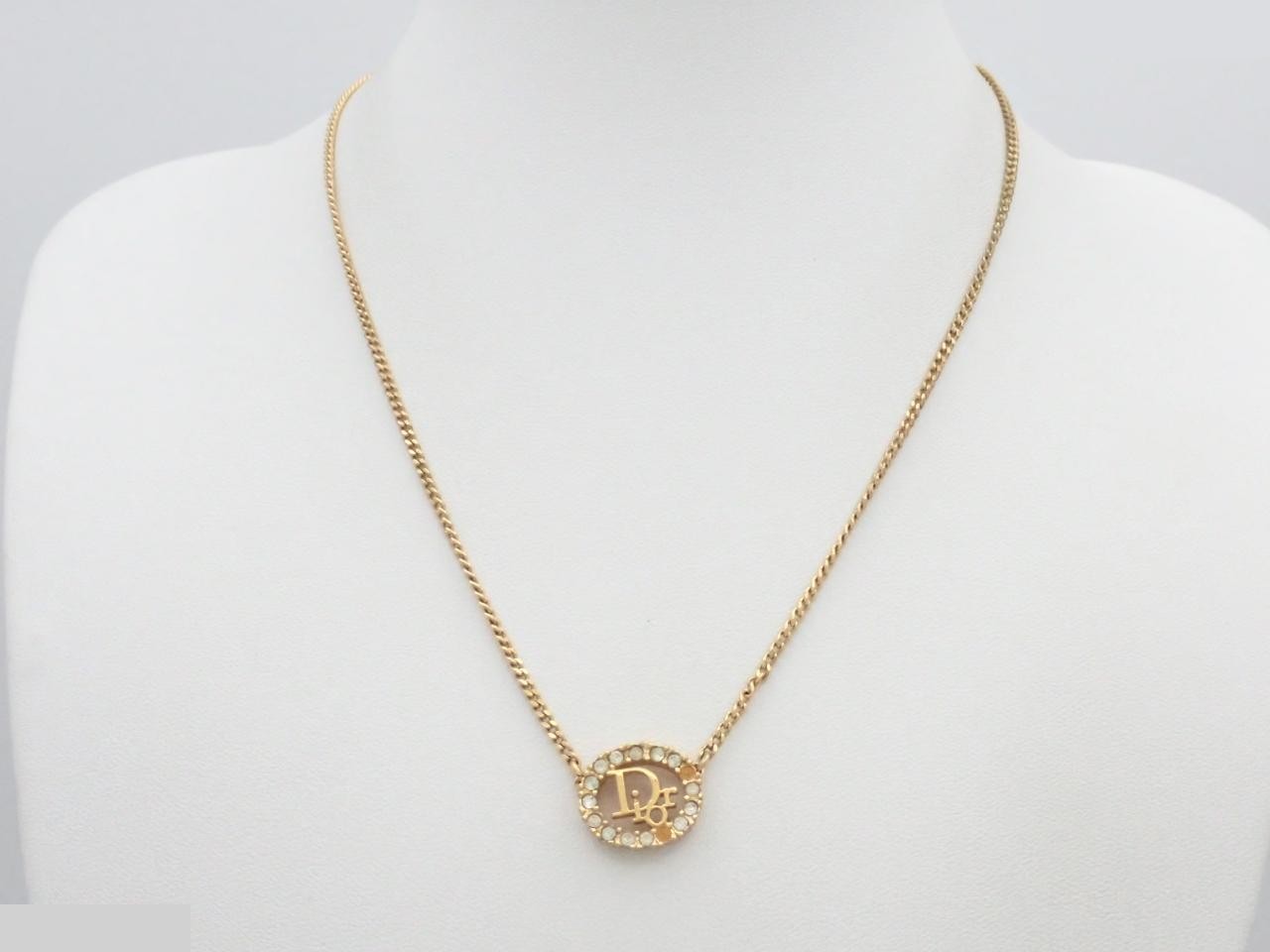 Other lines: Precious metals, necklaces, pendants, chains approximately 40cm long. — view 3