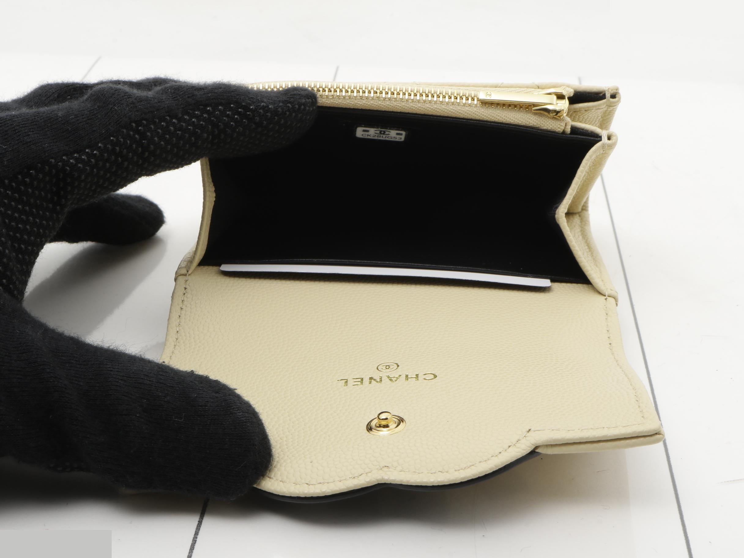 Unused, large Coco caviar leather bi-fold wallet, random number. — view 4