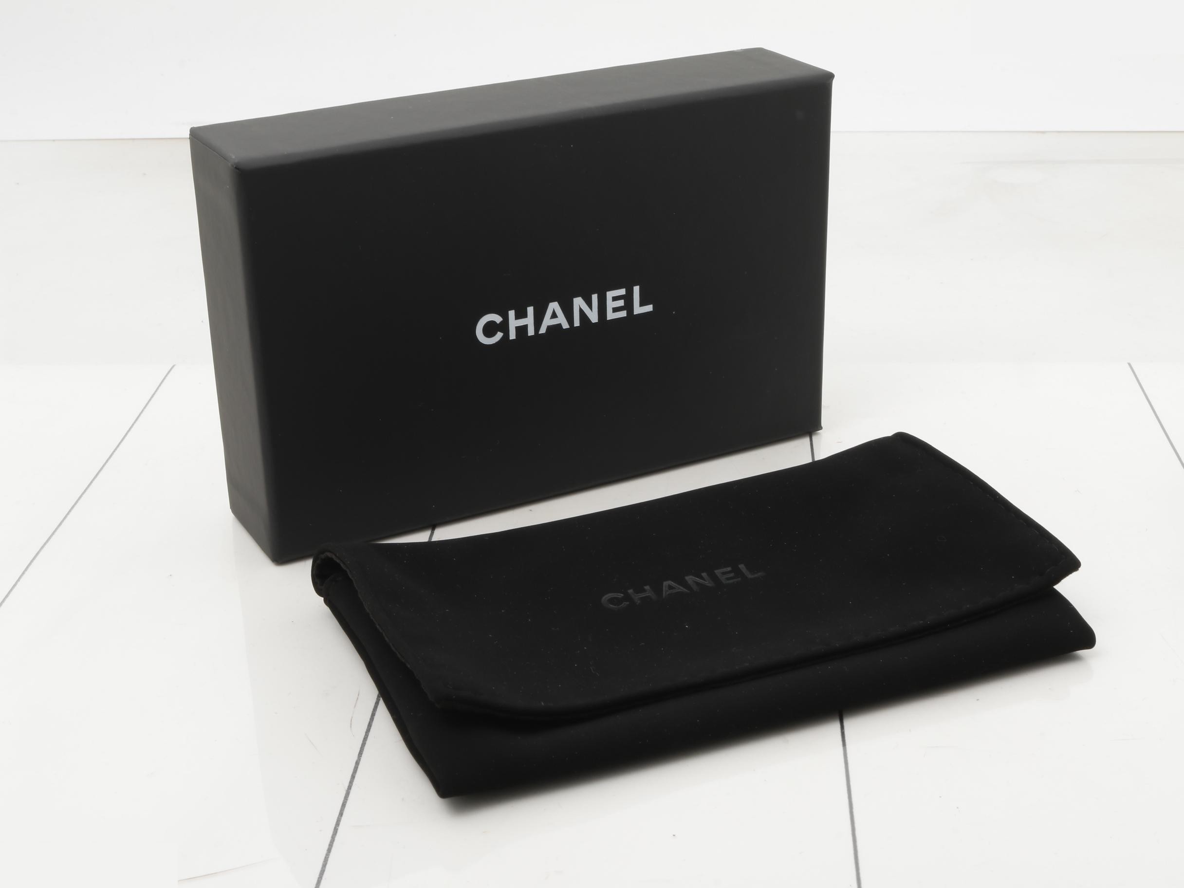 Unused, large Coco caviar leather bi-fold wallet, random number. — view 5