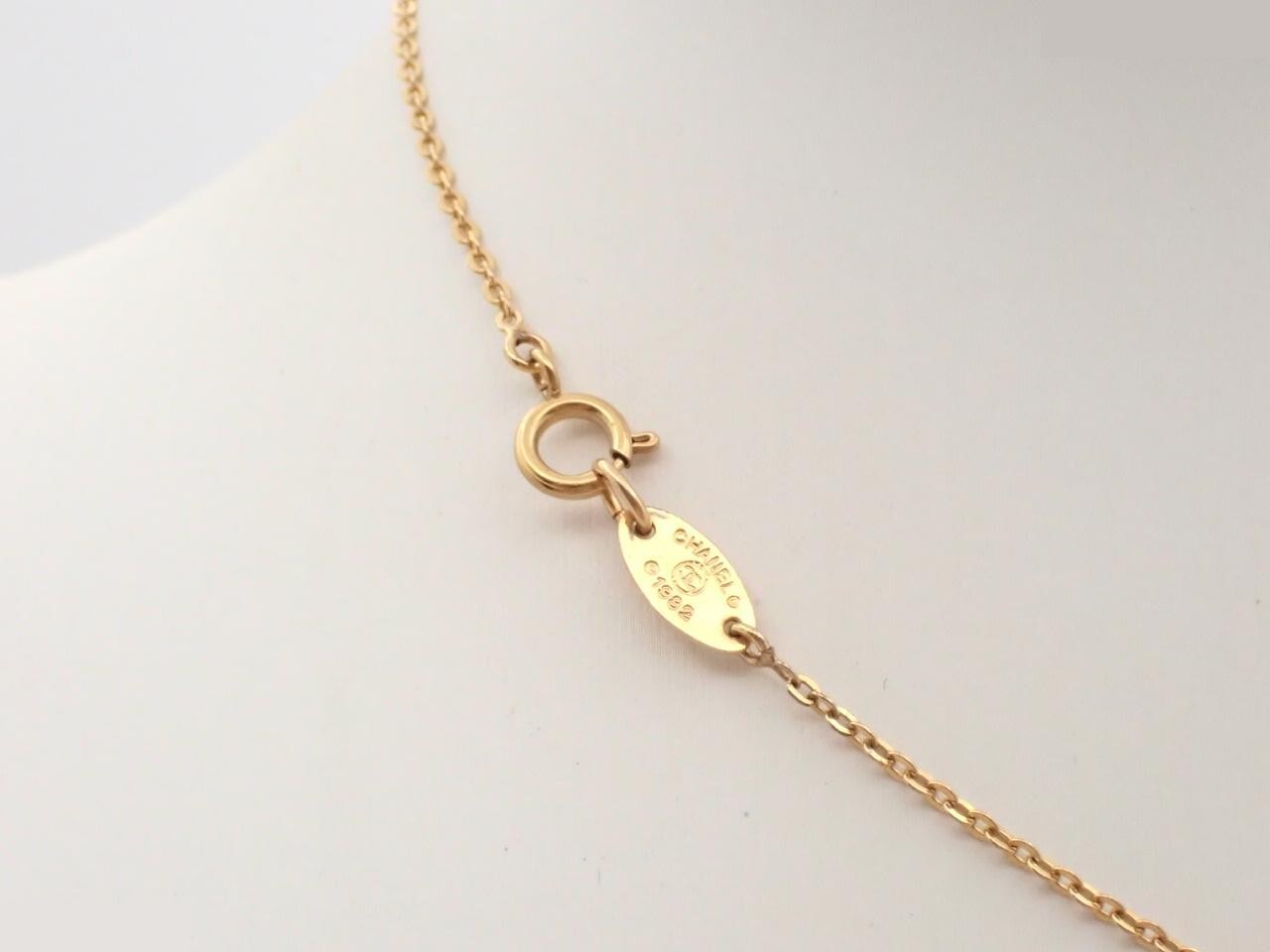 Engraved with "1982", necklace pendant, chain approximately 40cm. — view 2