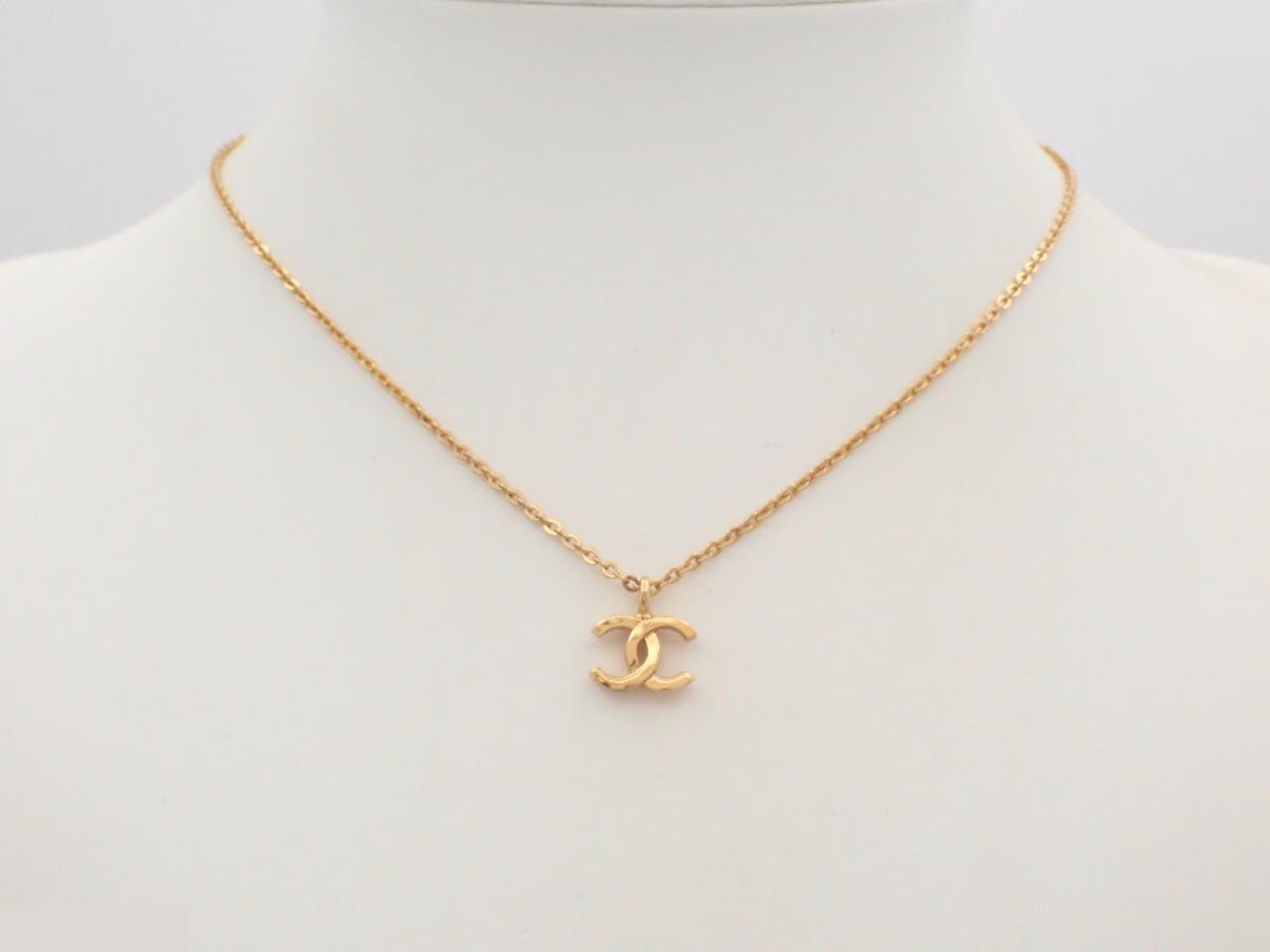 Engraved with "1982", necklace pendant, chain approximately 40cm. — view 3