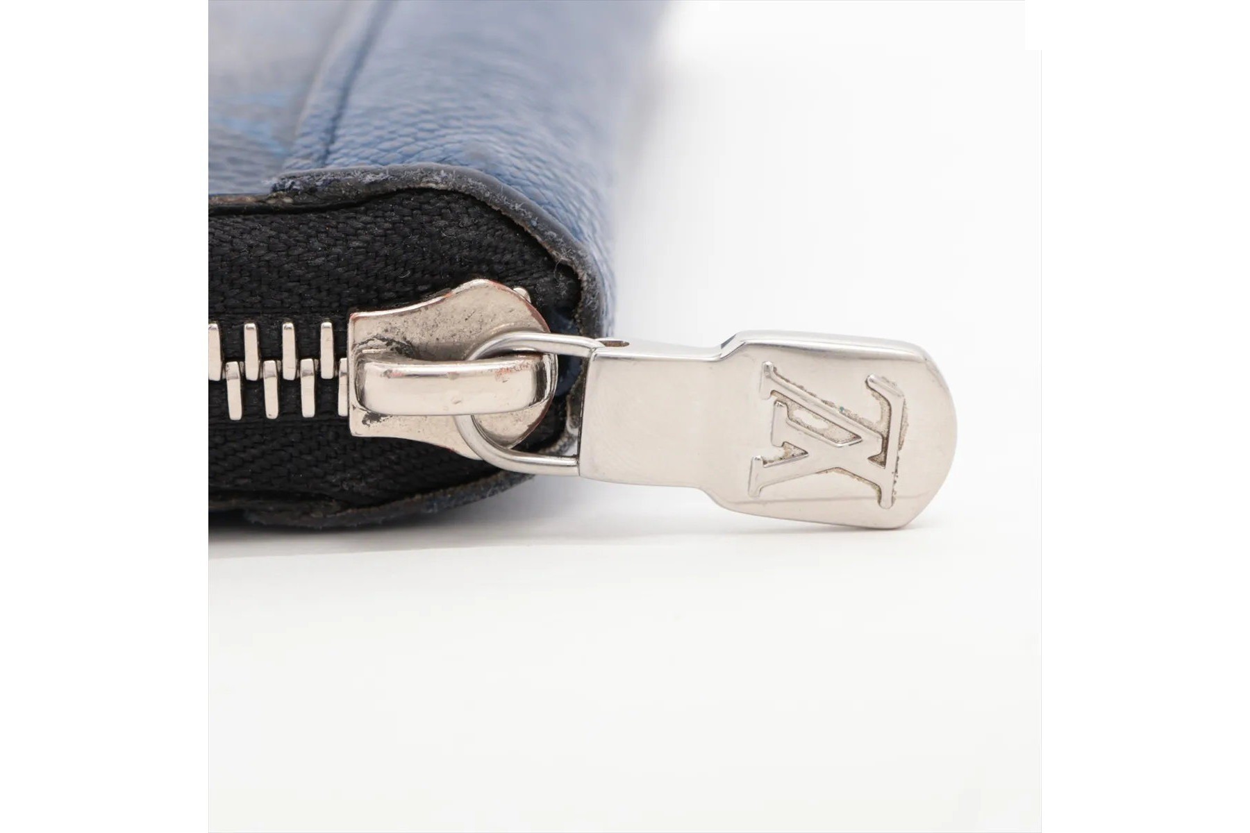 RFID-enabled Taigarama Zippy Wallet Vertical M30447 — view 9