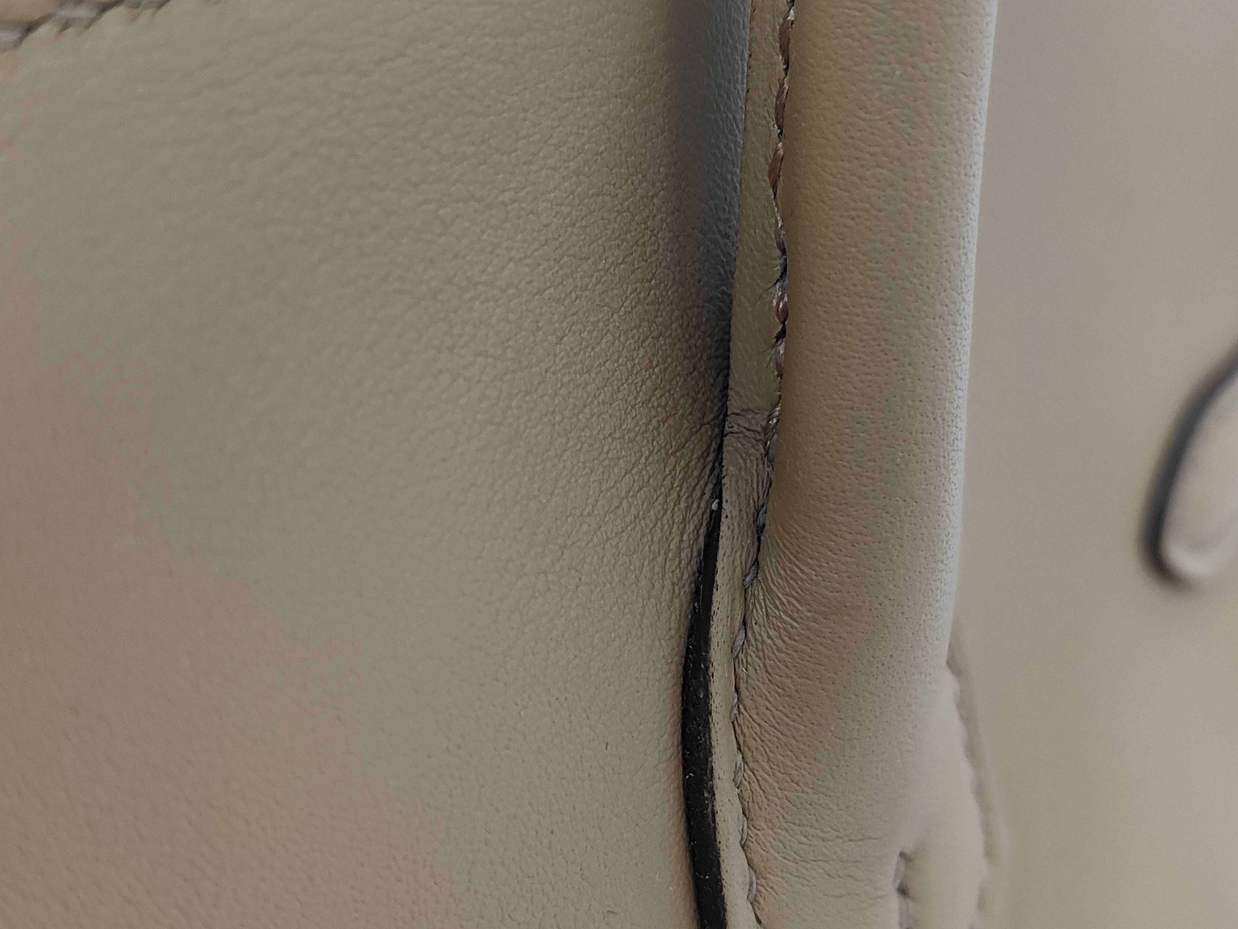 Birkin 25 Swift Biscuit Gold Hardware Handbag — view 3