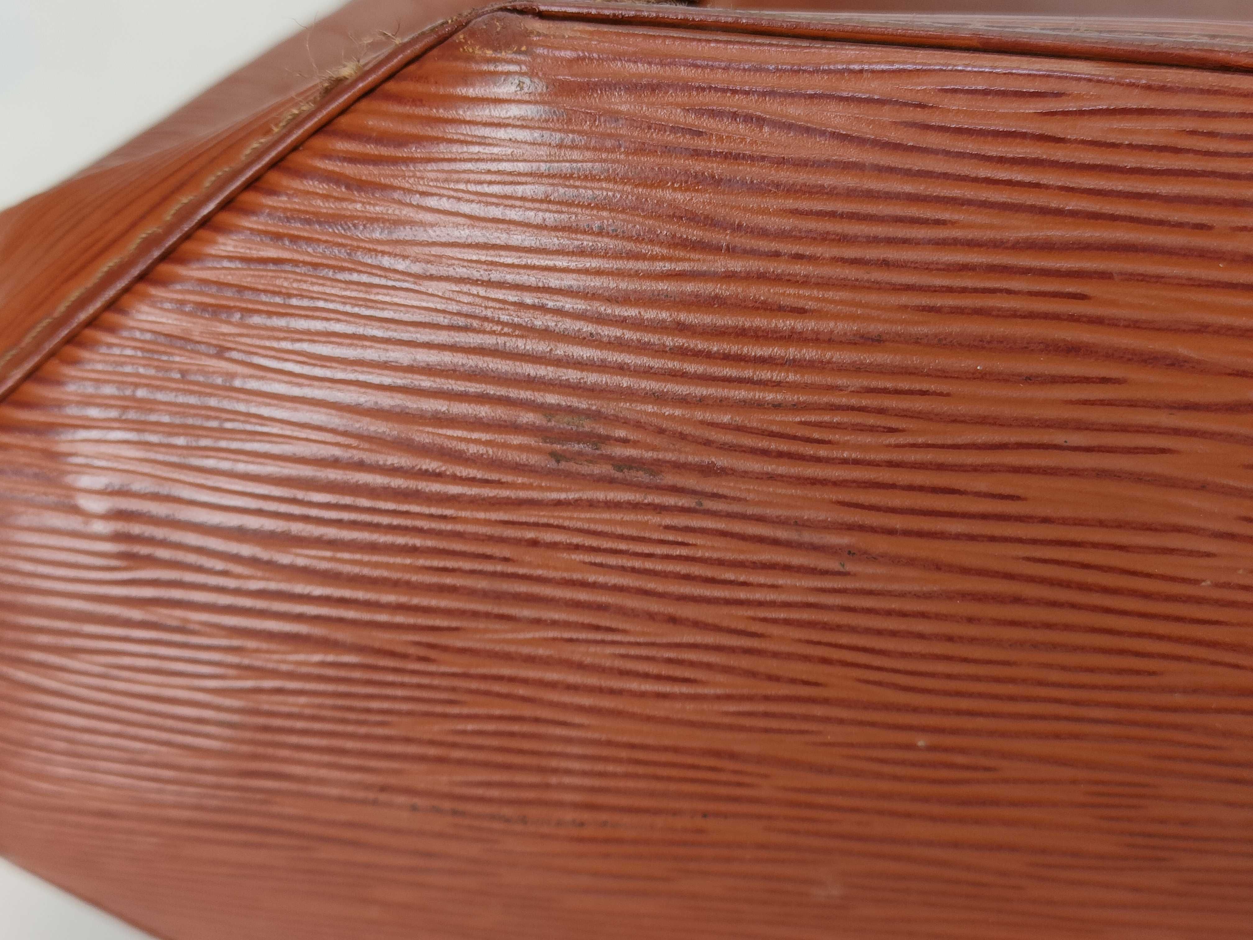 Epi Louis Vuitton Sac Depaule Shoulder Bag — view 11