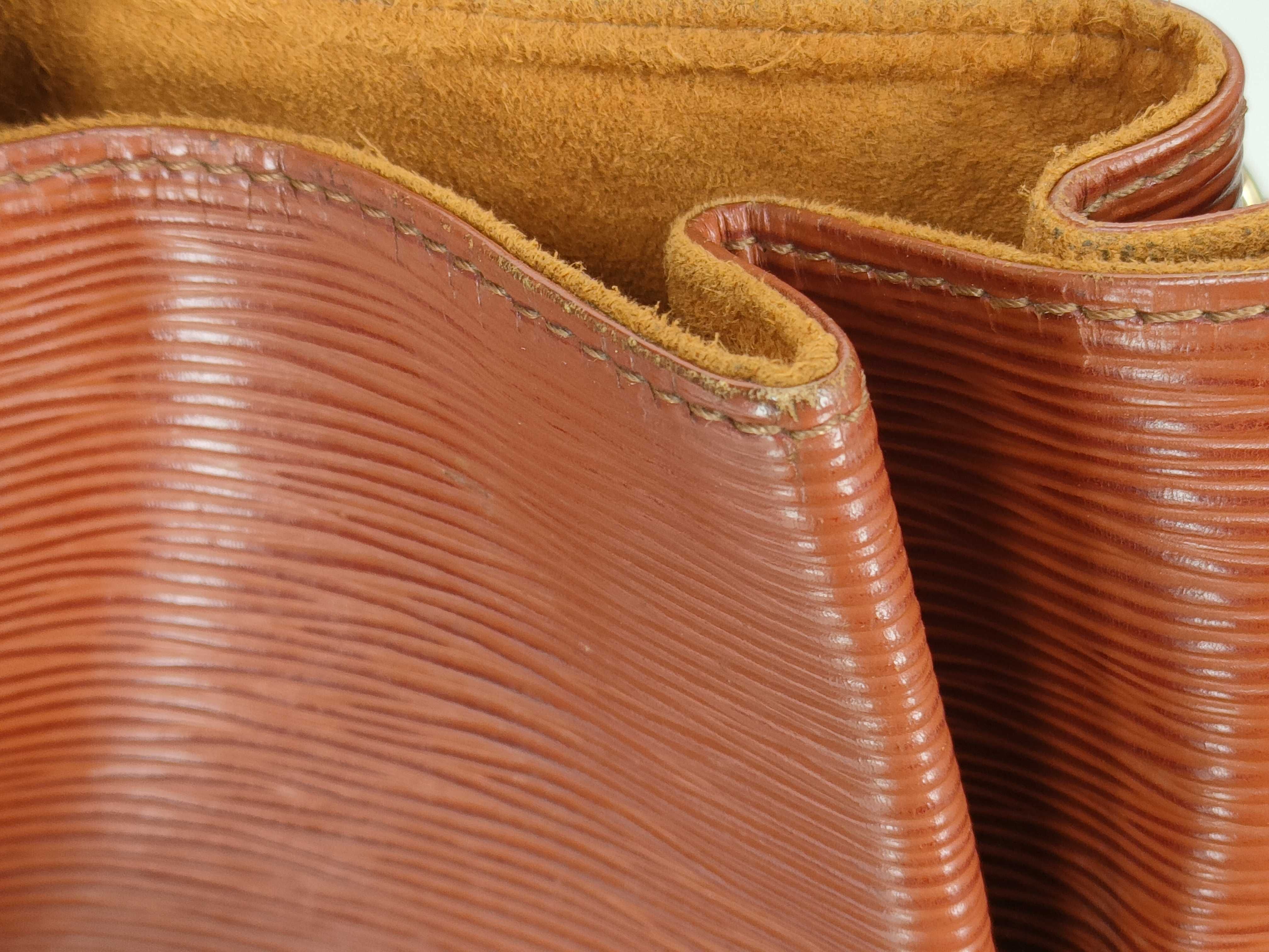 Epi Louis Vuitton Sac Depaule Shoulder Bag — view 12