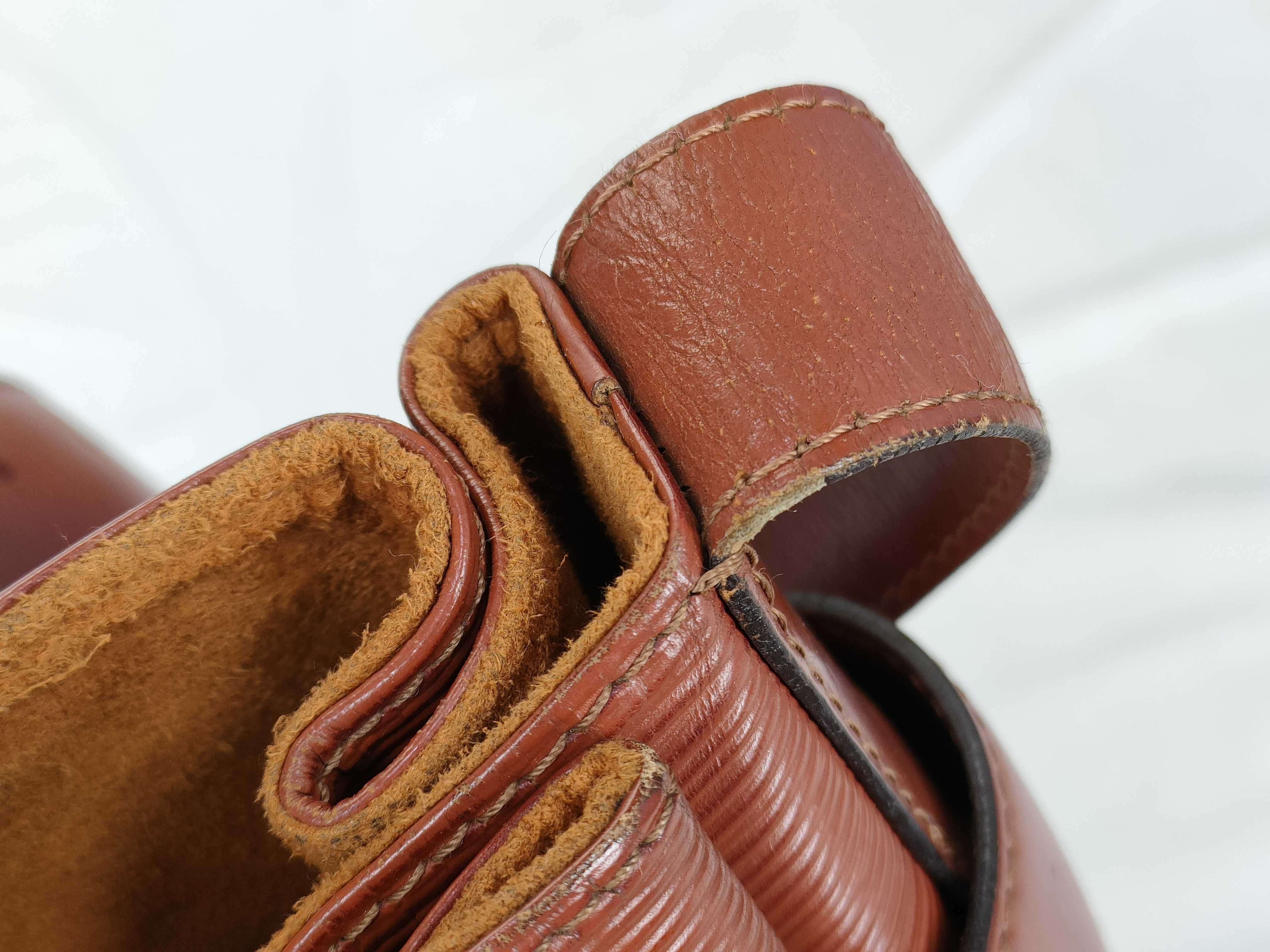 Epi Louis Vuitton Sac Depaule Shoulder Bag — view 5