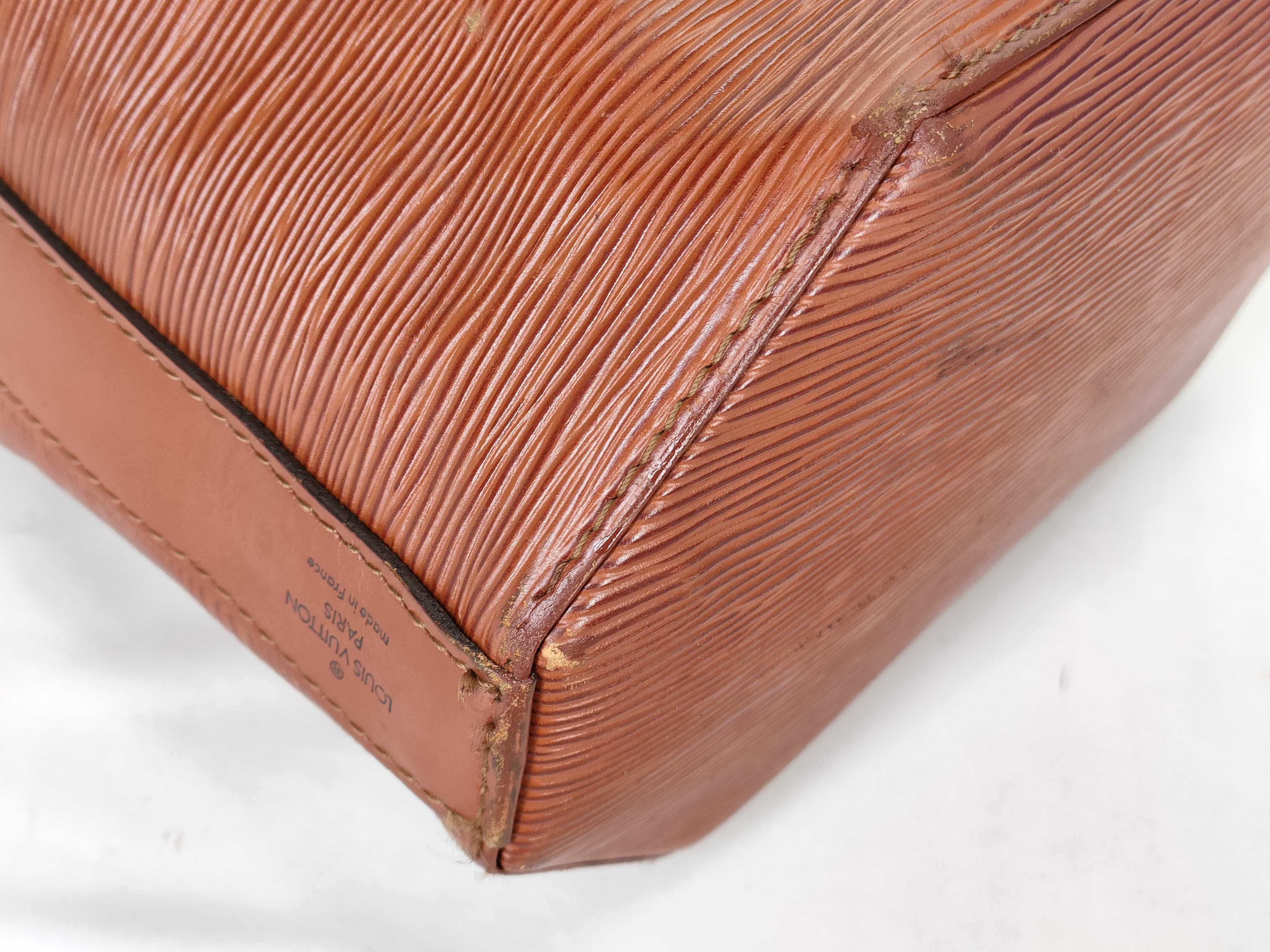 Epi Louis Vuitton Sac Depaule Shoulder Bag — view 6