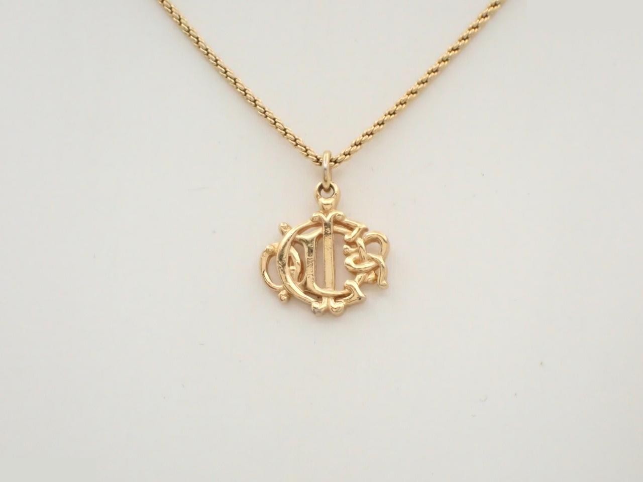 D logo gold necklace, chain approximately 44cm