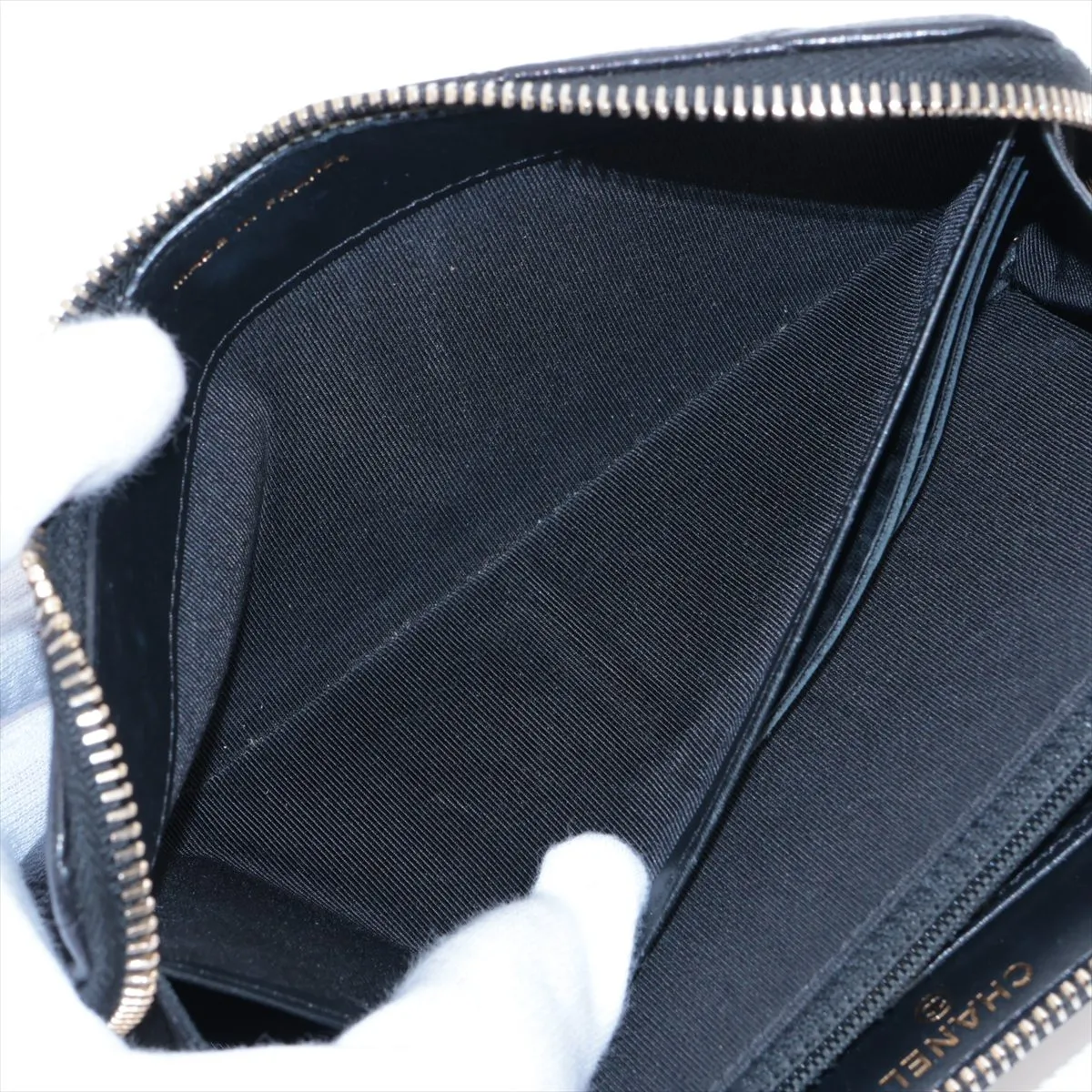 Matelassé Lambskin Round Zip Wallet, Black with Gold Hardware, 24471201 — view 4