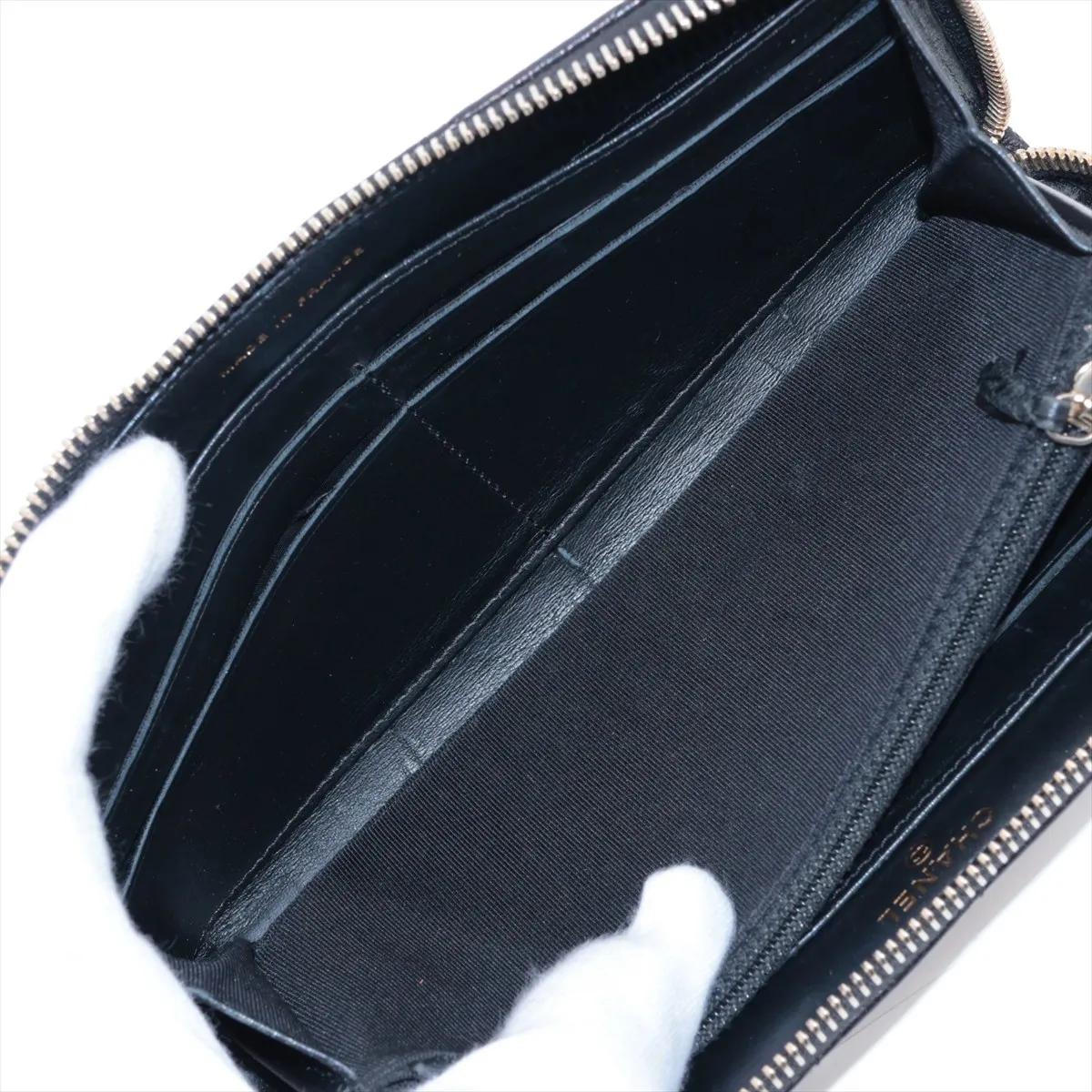 Matelassé Lambskin Round Zip Wallet, Black with Gold Hardware, 24471201 — view 5