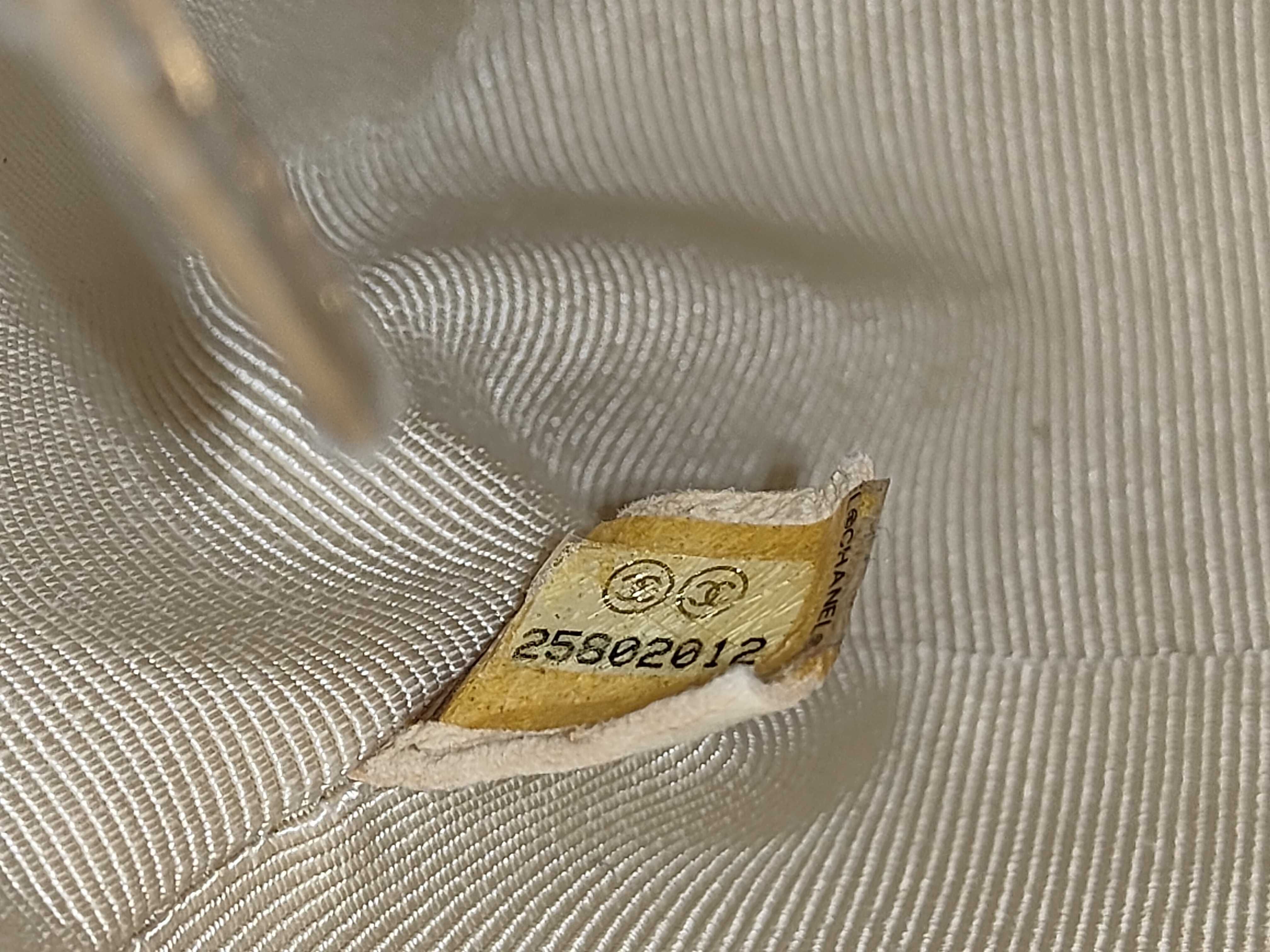 Matelassé 25 Patchwork White Shoulder Bag (Serial Number 25) — view 11