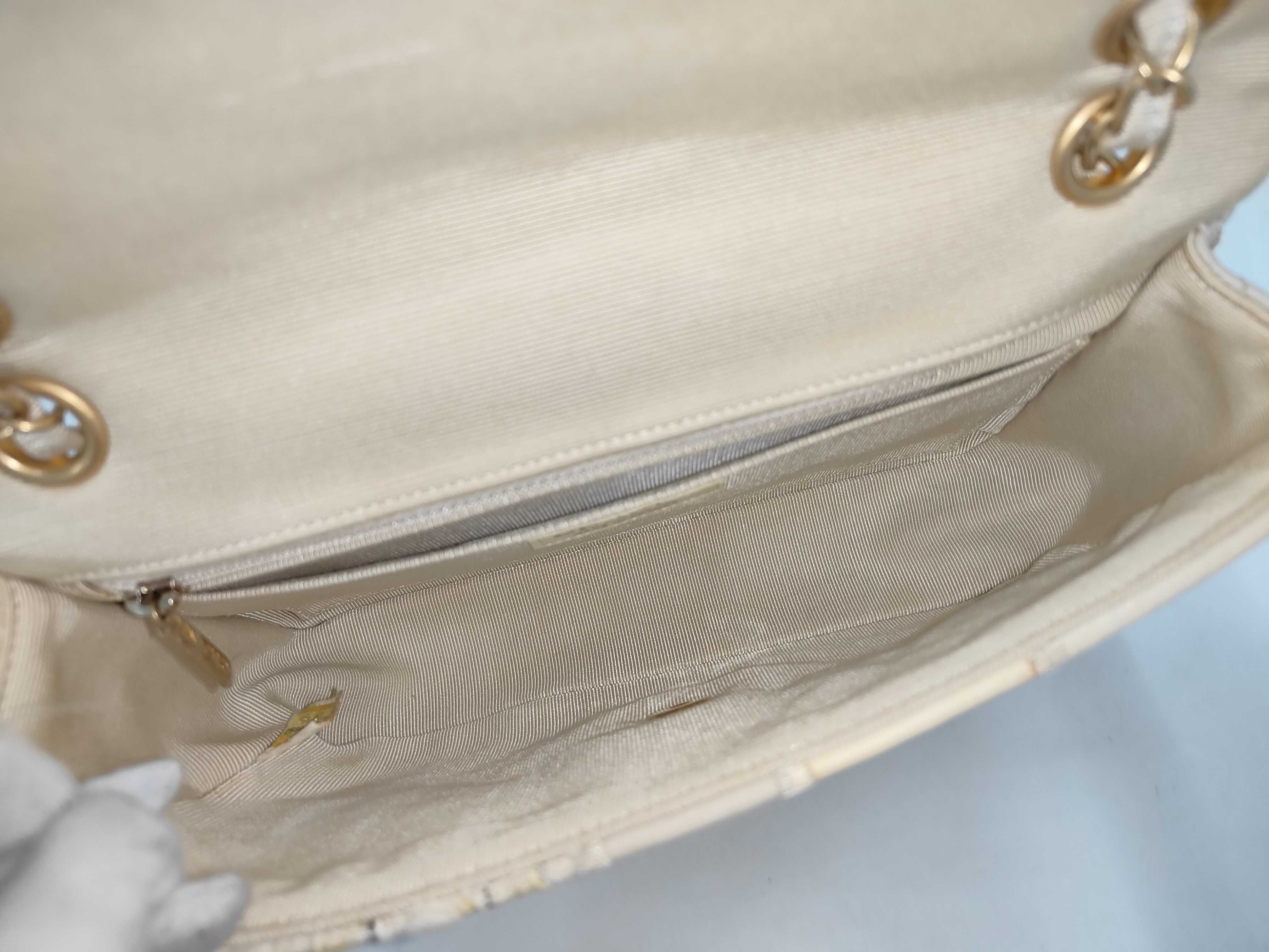 Matelassé 25 Patchwork White Shoulder Bag (Serial Number 25) — view 9