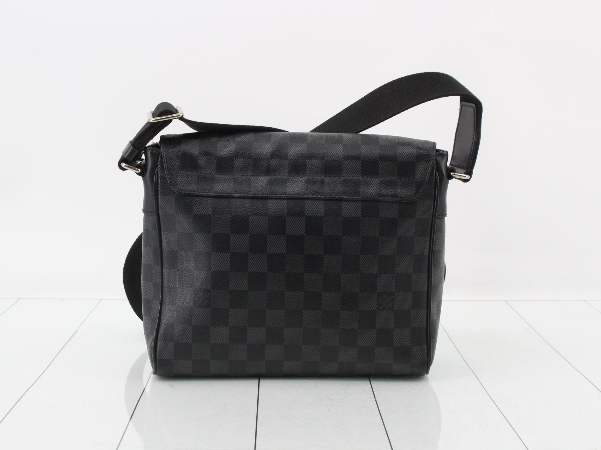 Damier Graphite District PM NM Messenger — view 2