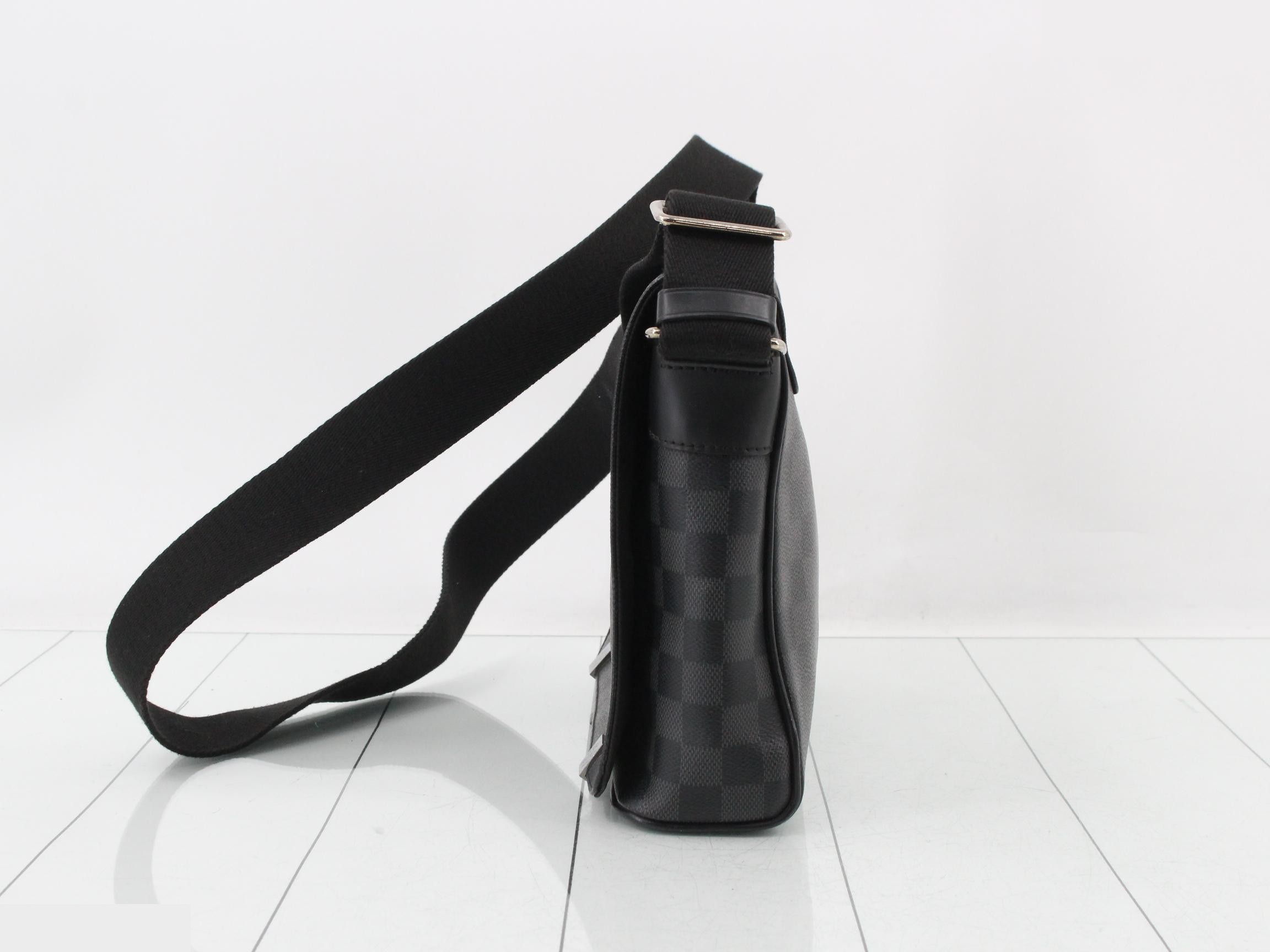 Damier Graphite District PM NM Messenger — view 3