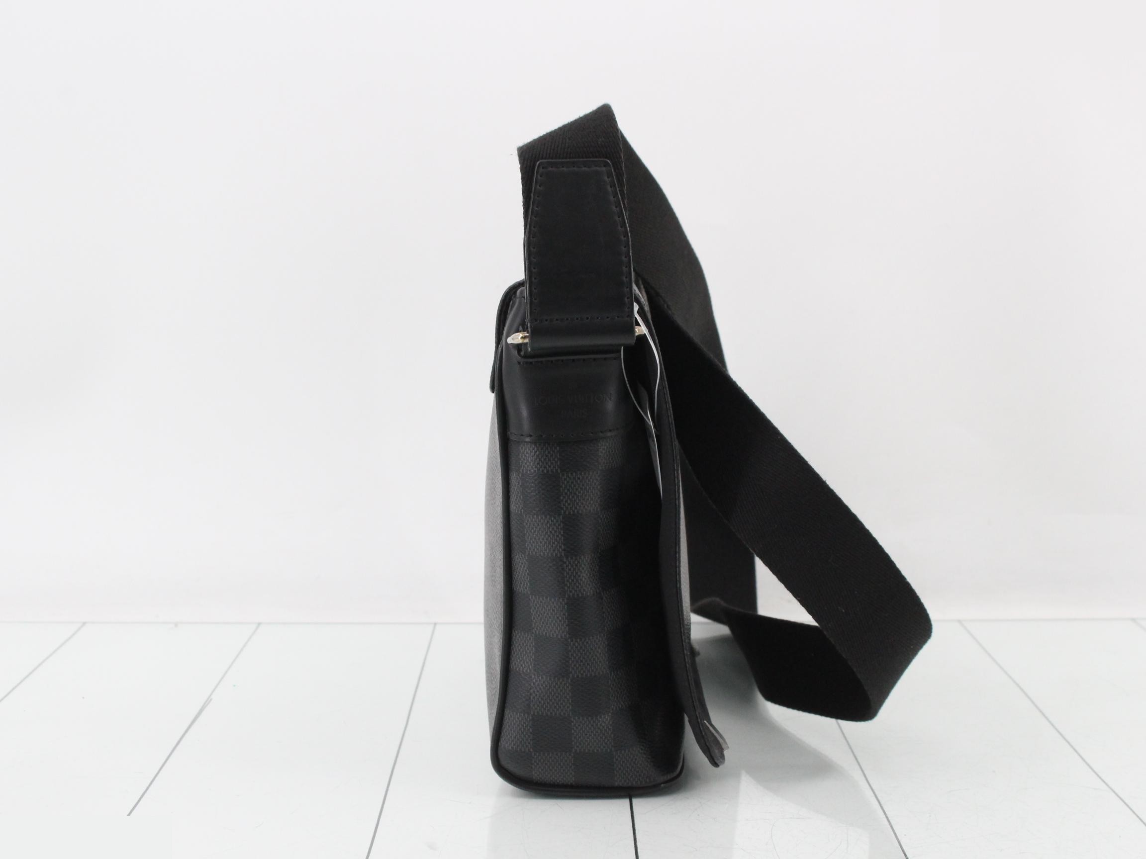 Damier Graphite District PM NM Messenger — view 4