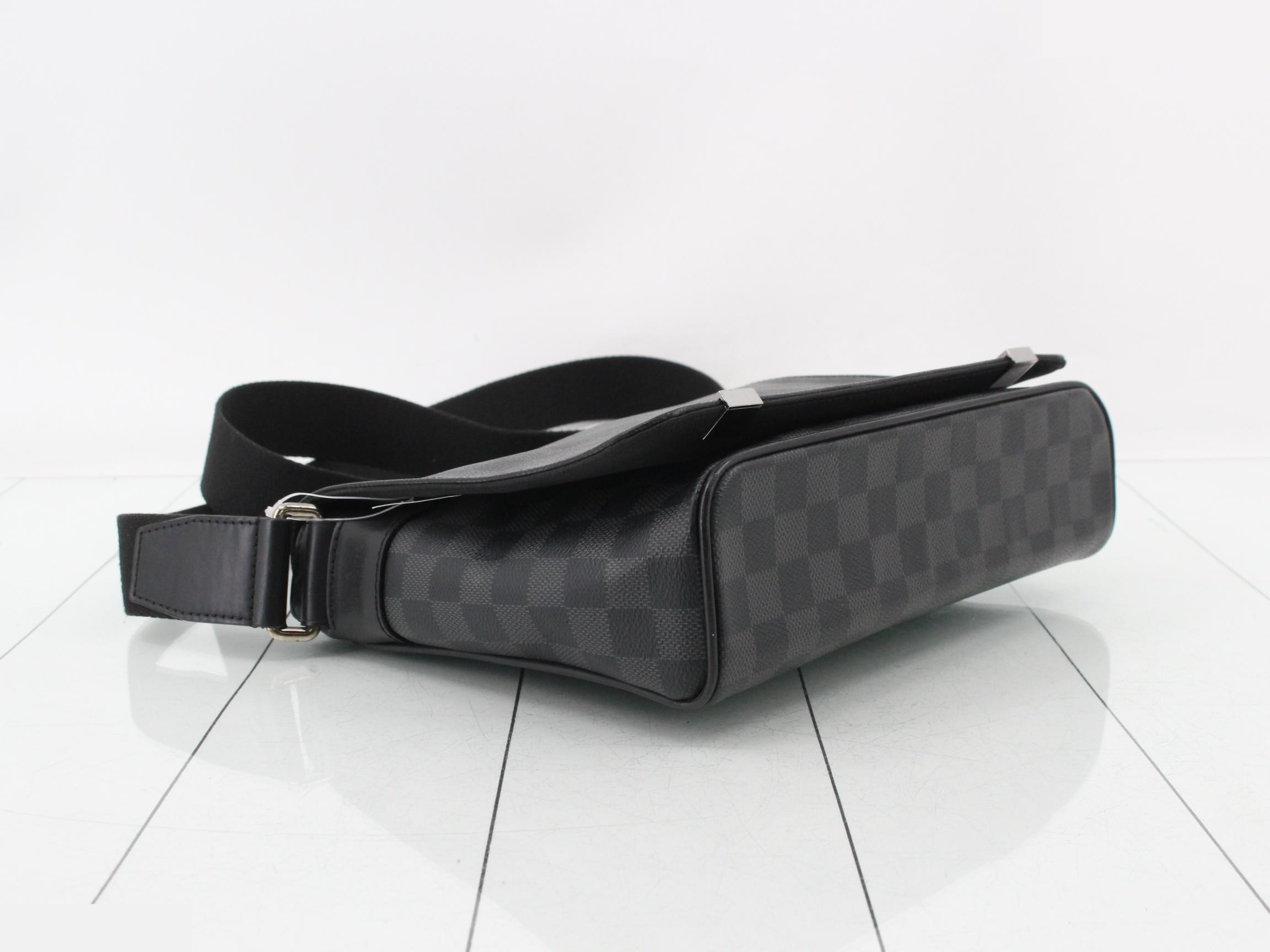 Damier Graphite District PM NM Messenger — view 5