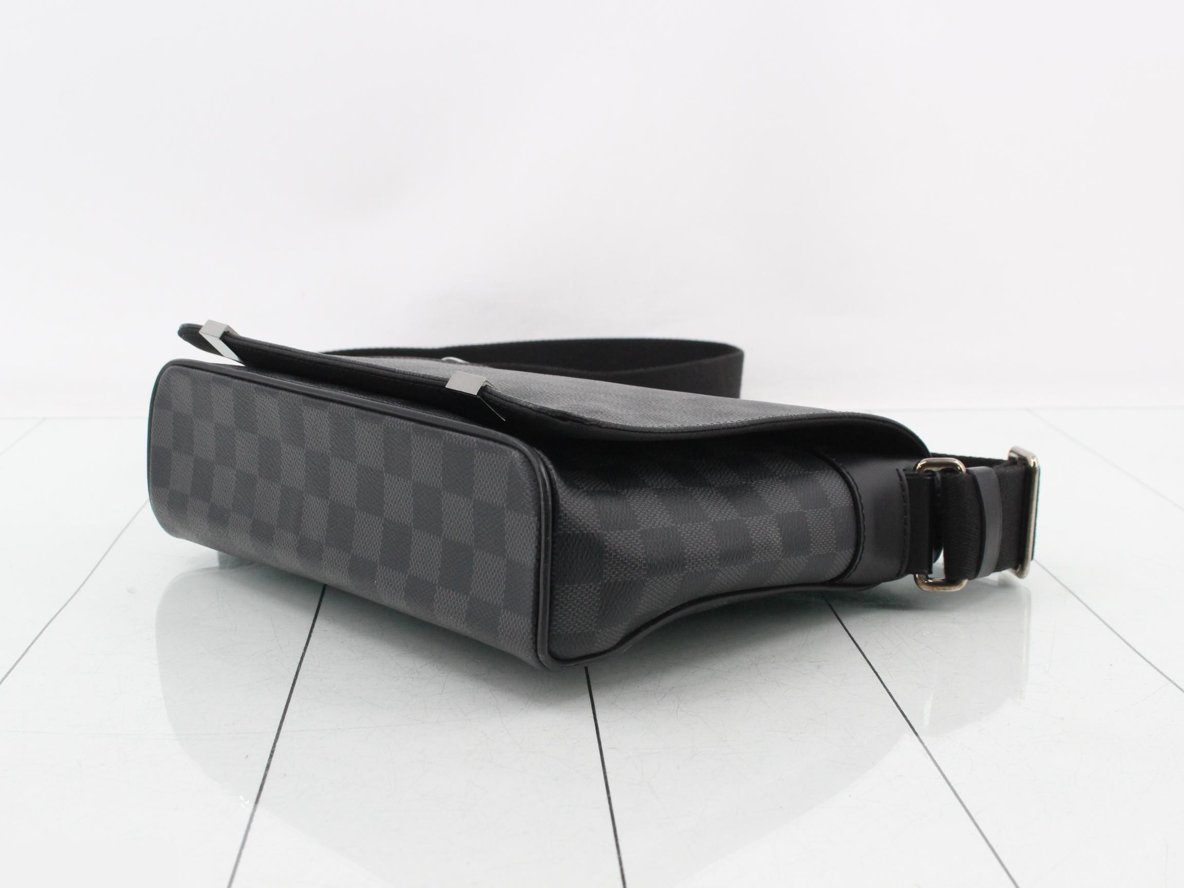 Damier Graphite District PM NM Messenger — view 6