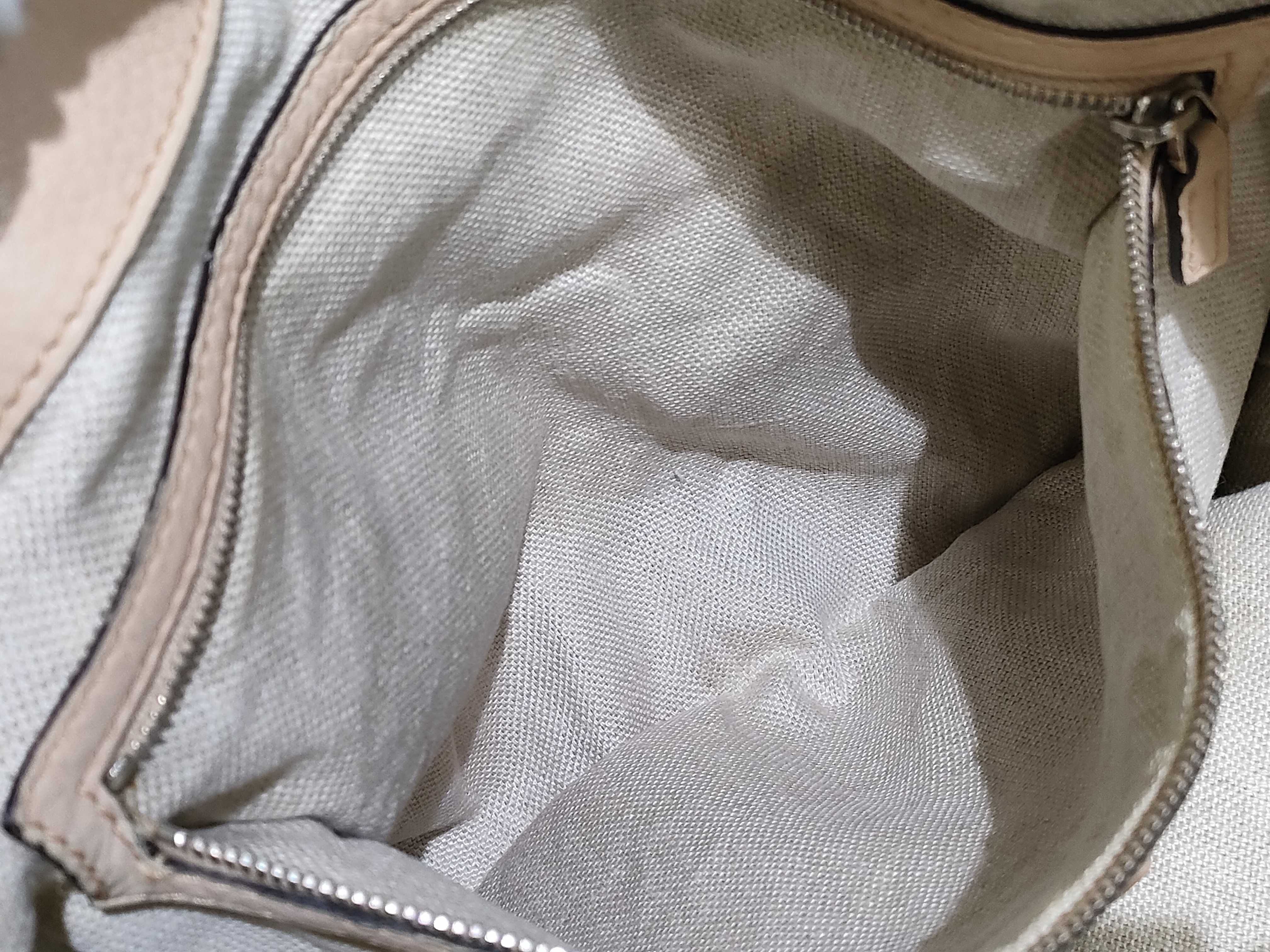 GG Canvas Gucci Tote Bag — view 9