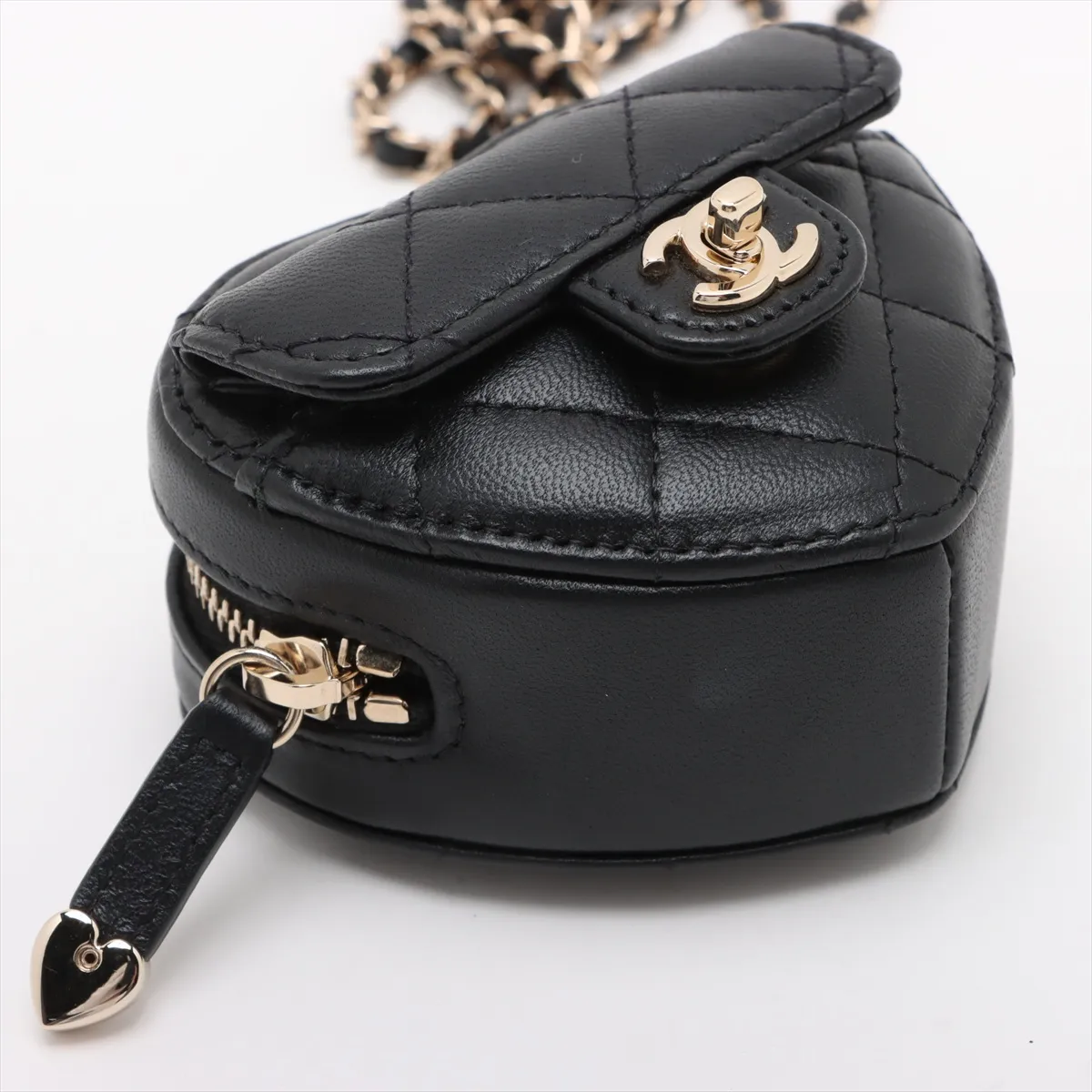 Matelasse Lambskin Chain Shoulder Bag Heart Black Gold Hardware 32047970 No. 32 — view 4