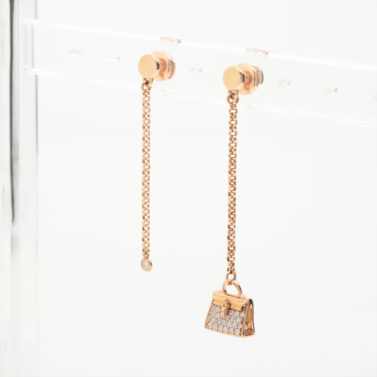 Kelly Amulette Diamond Earrings, 750 (PG), 7.9g, 20W285603 21AS069084. One earring has a faulty locking mechanism. Serial numbers differ between the left and right earrings. — view 3
