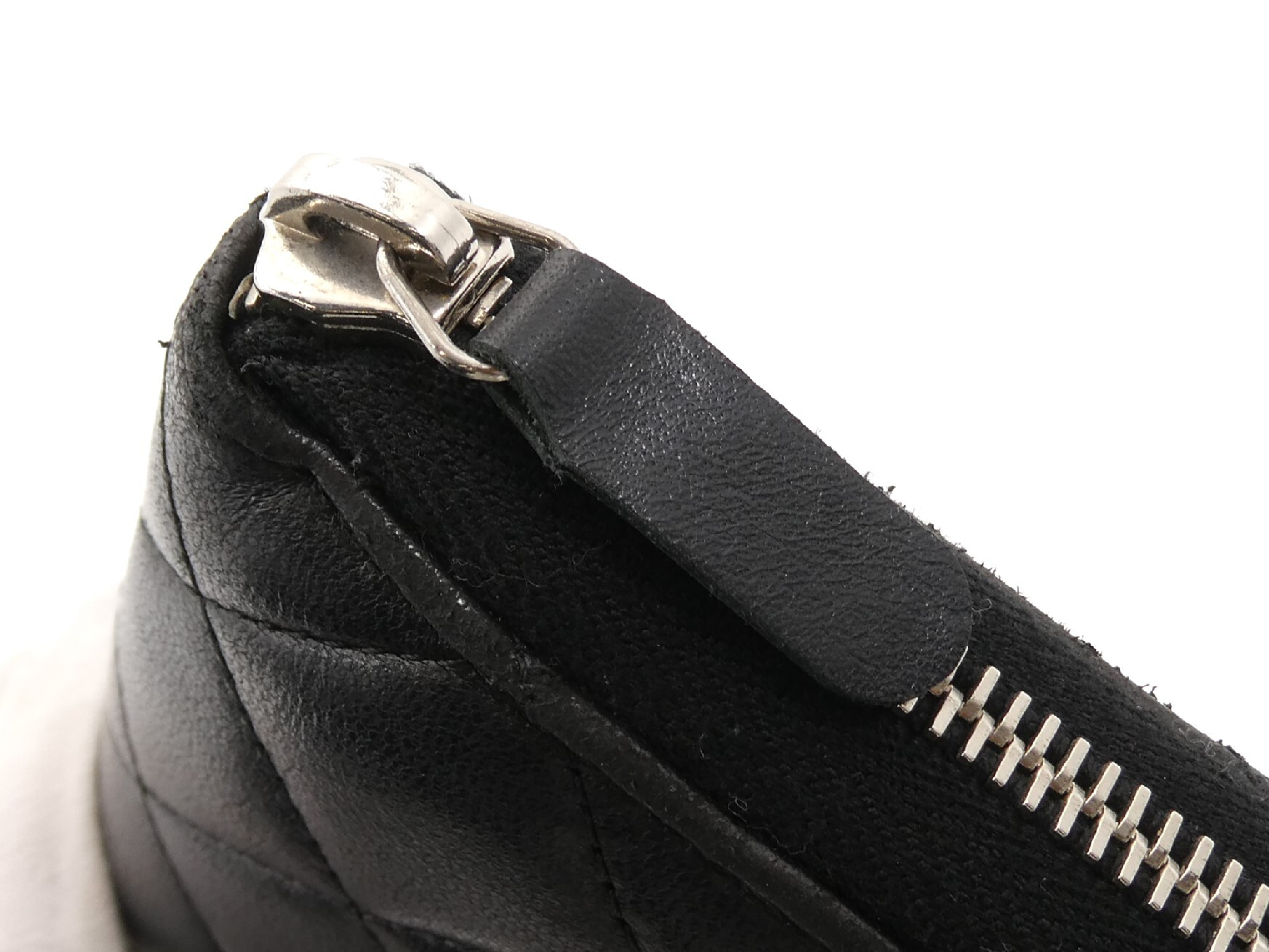 Matelassé Coco Mark Round Zip Wallet — view 11
