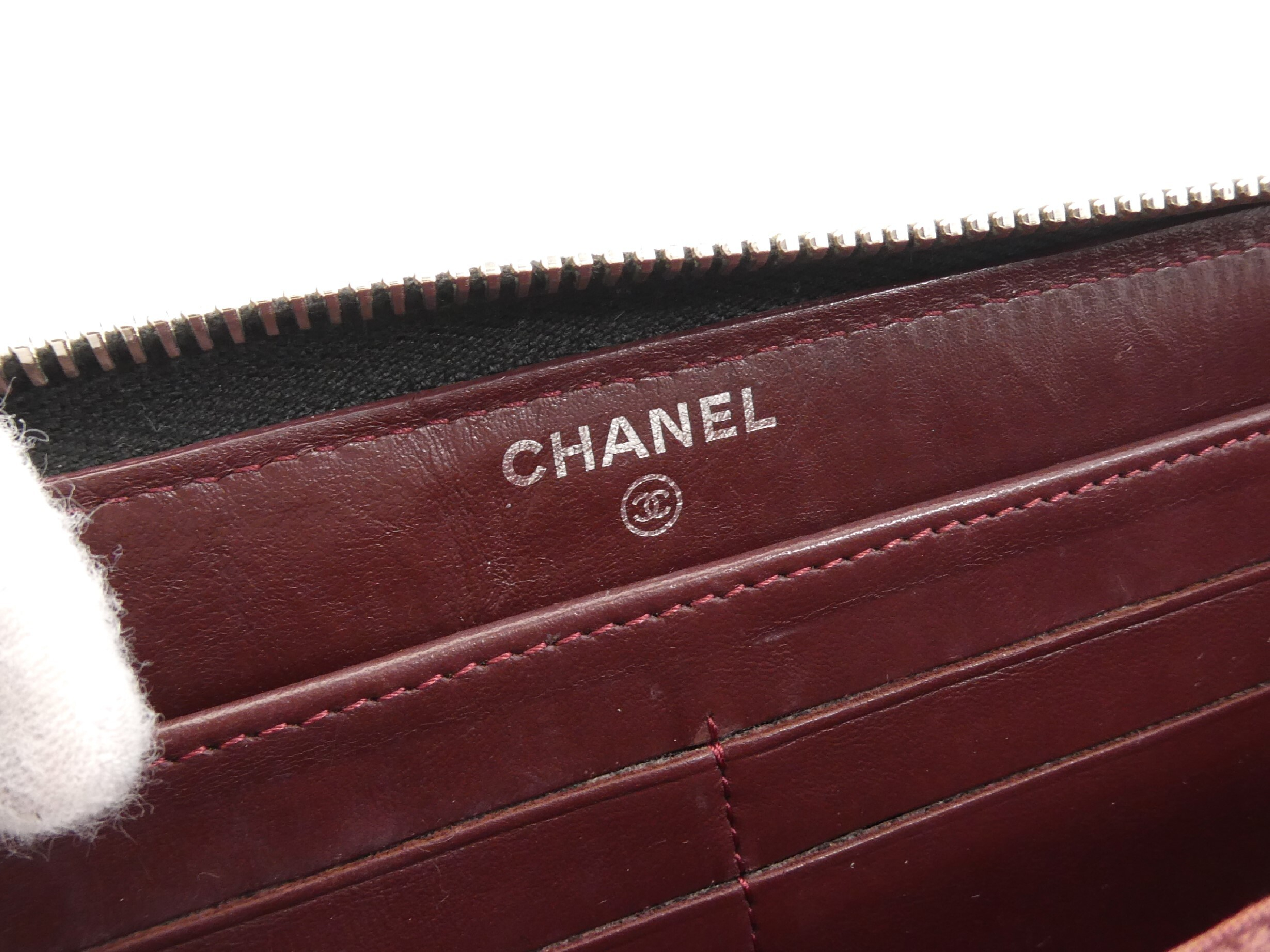 Matelassé Coco Mark Round Zip Wallet — view 9