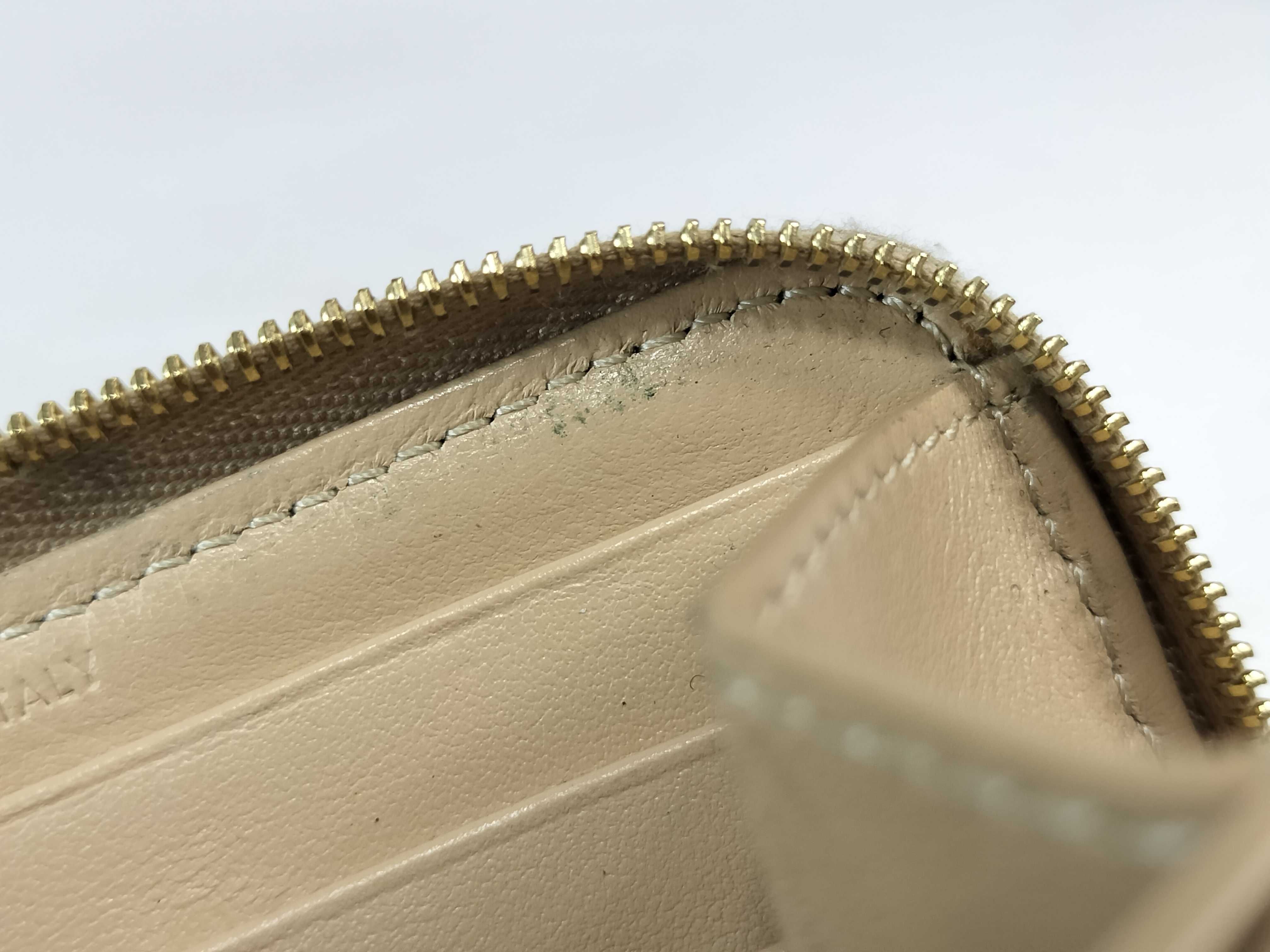 quilted coin case in beige with C charm. — view 13