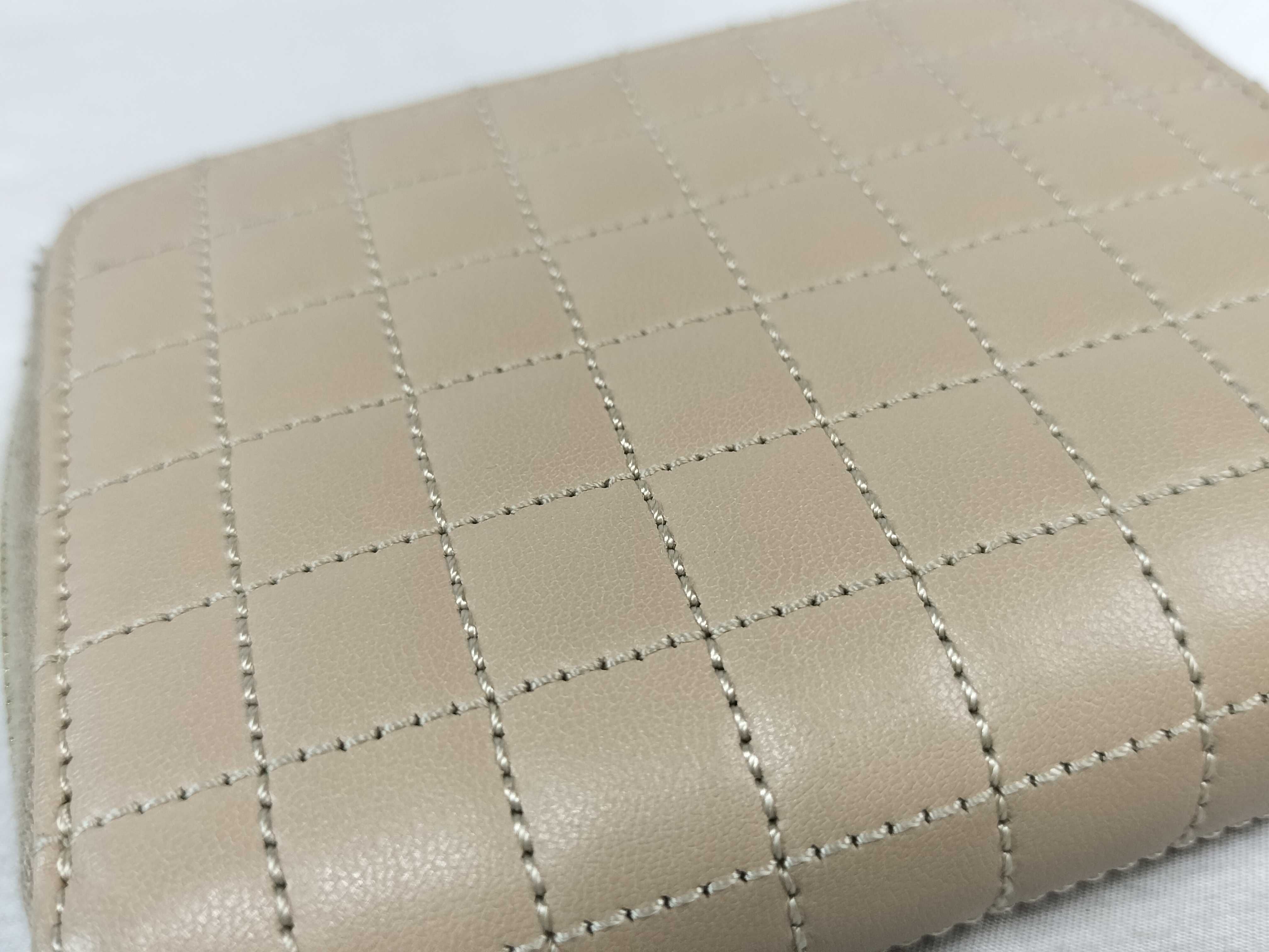 quilted coin case in beige with C charm. — view 14