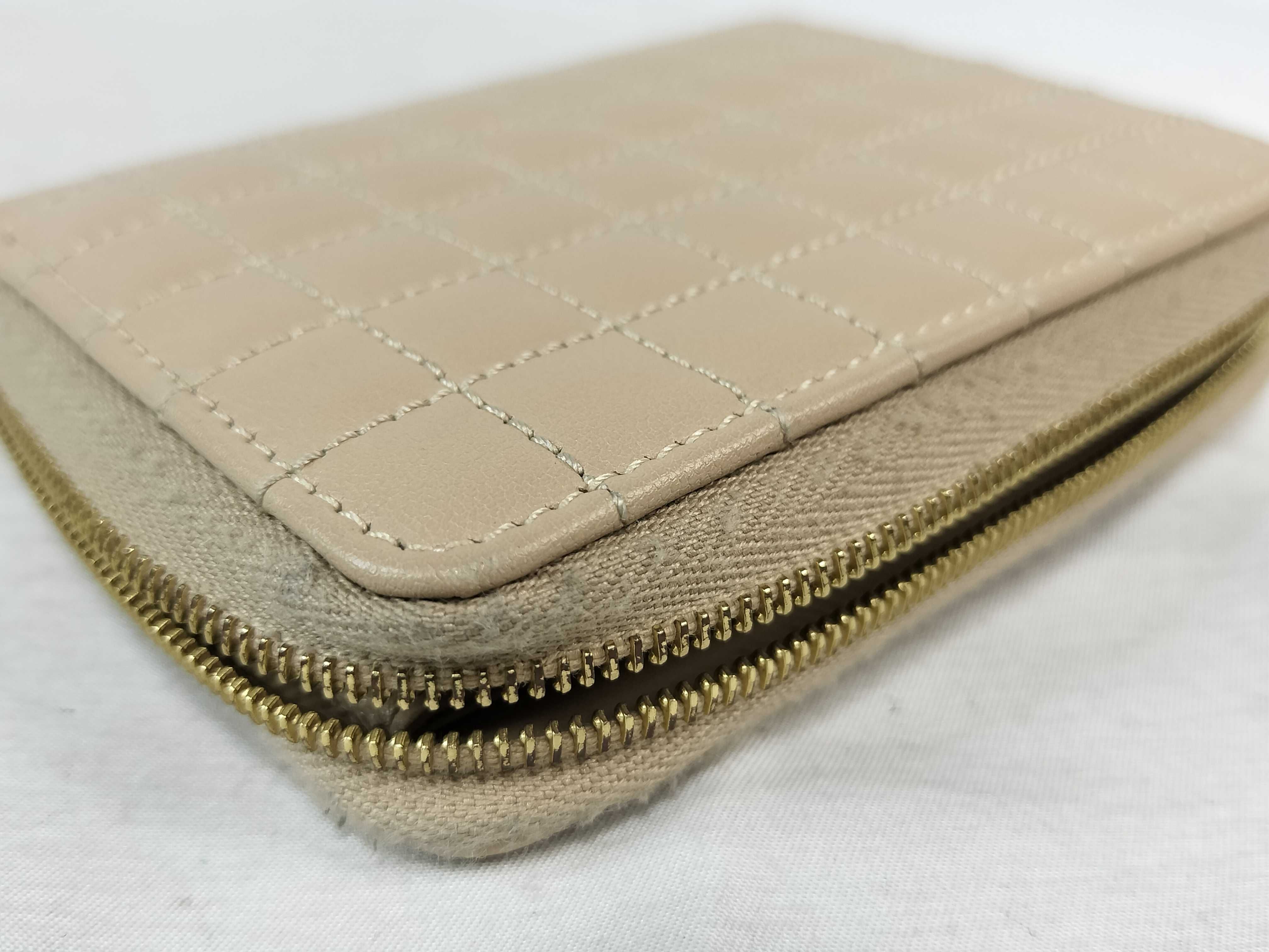 quilted coin case in beige with C charm. — view 15