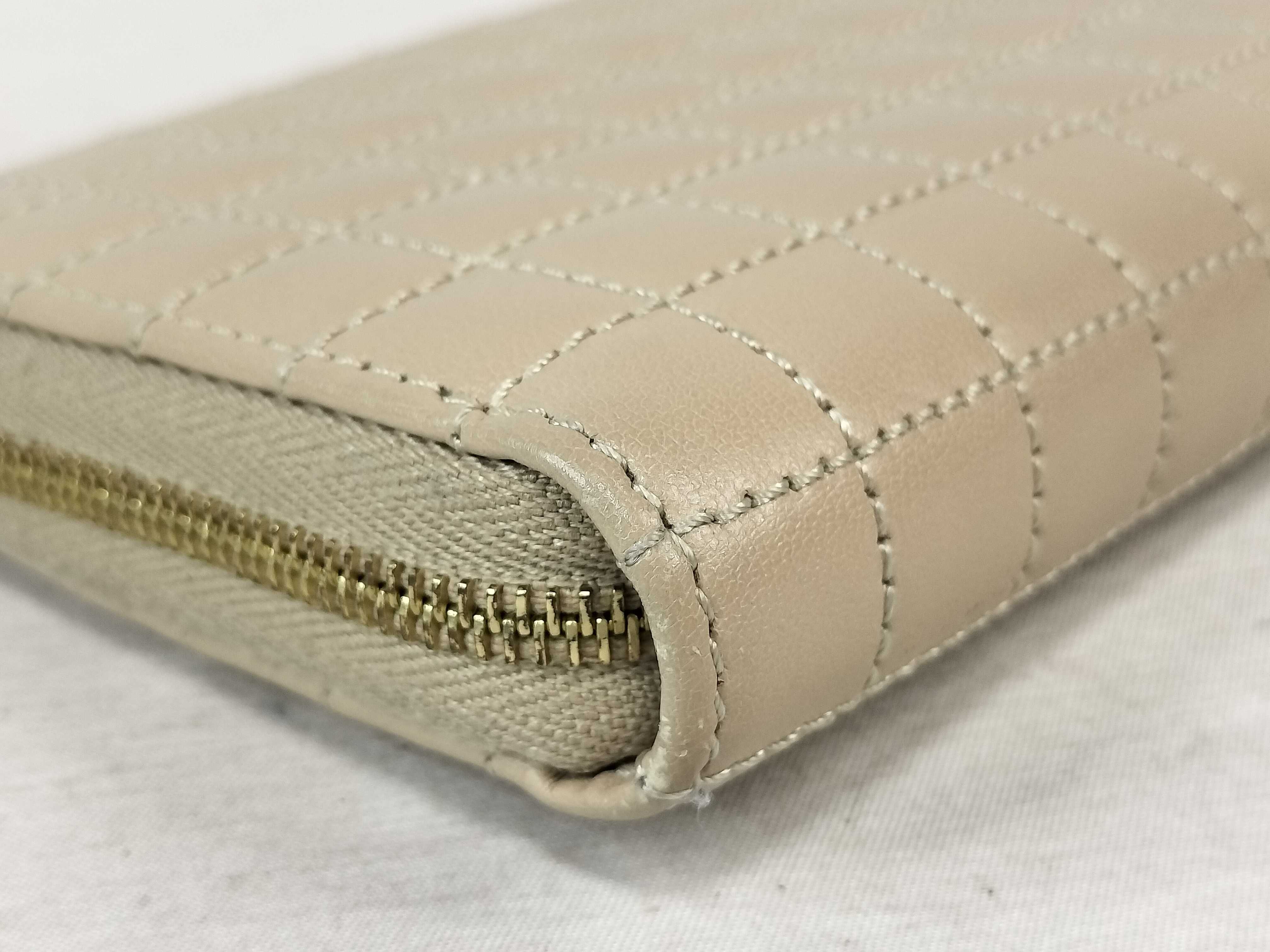 quilted coin case in beige with C charm. — view 4