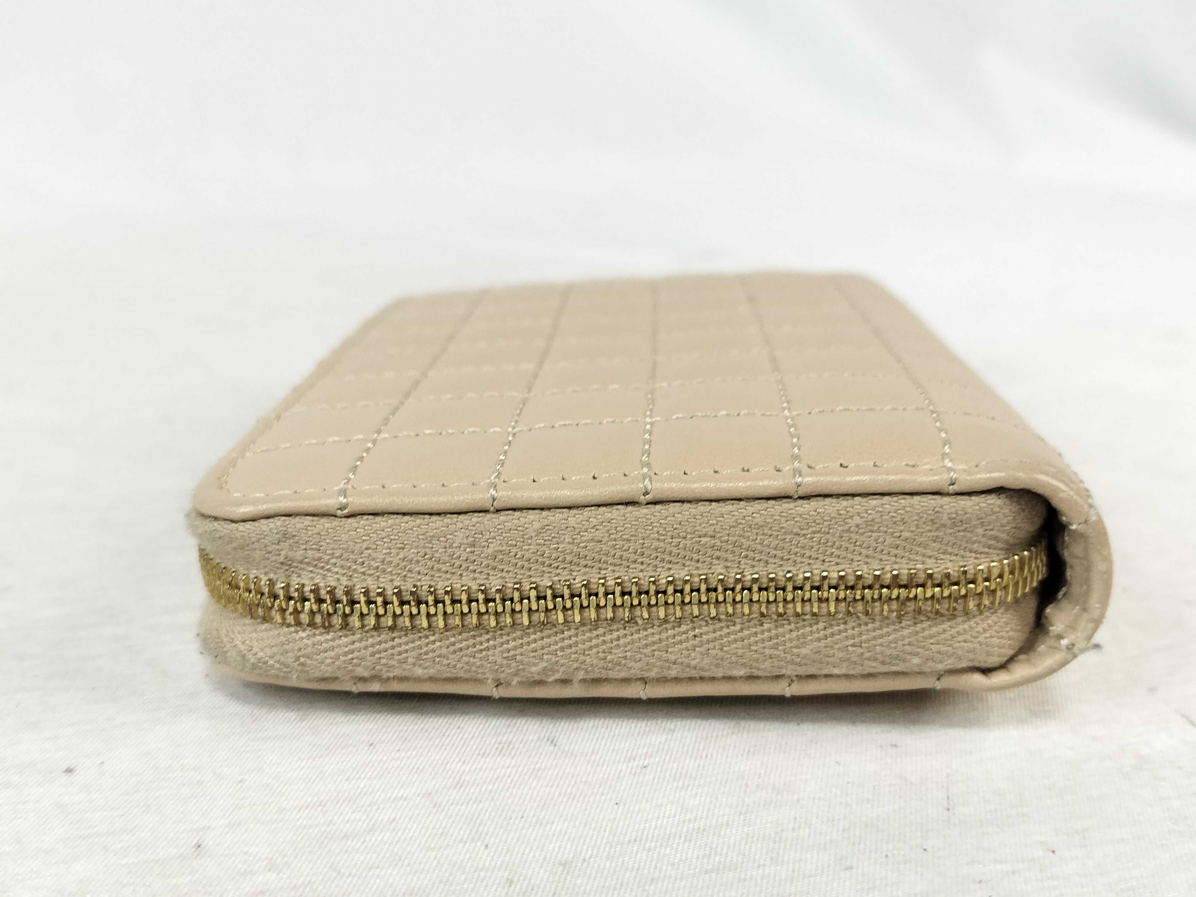 quilted coin case in beige with C charm. — view 5