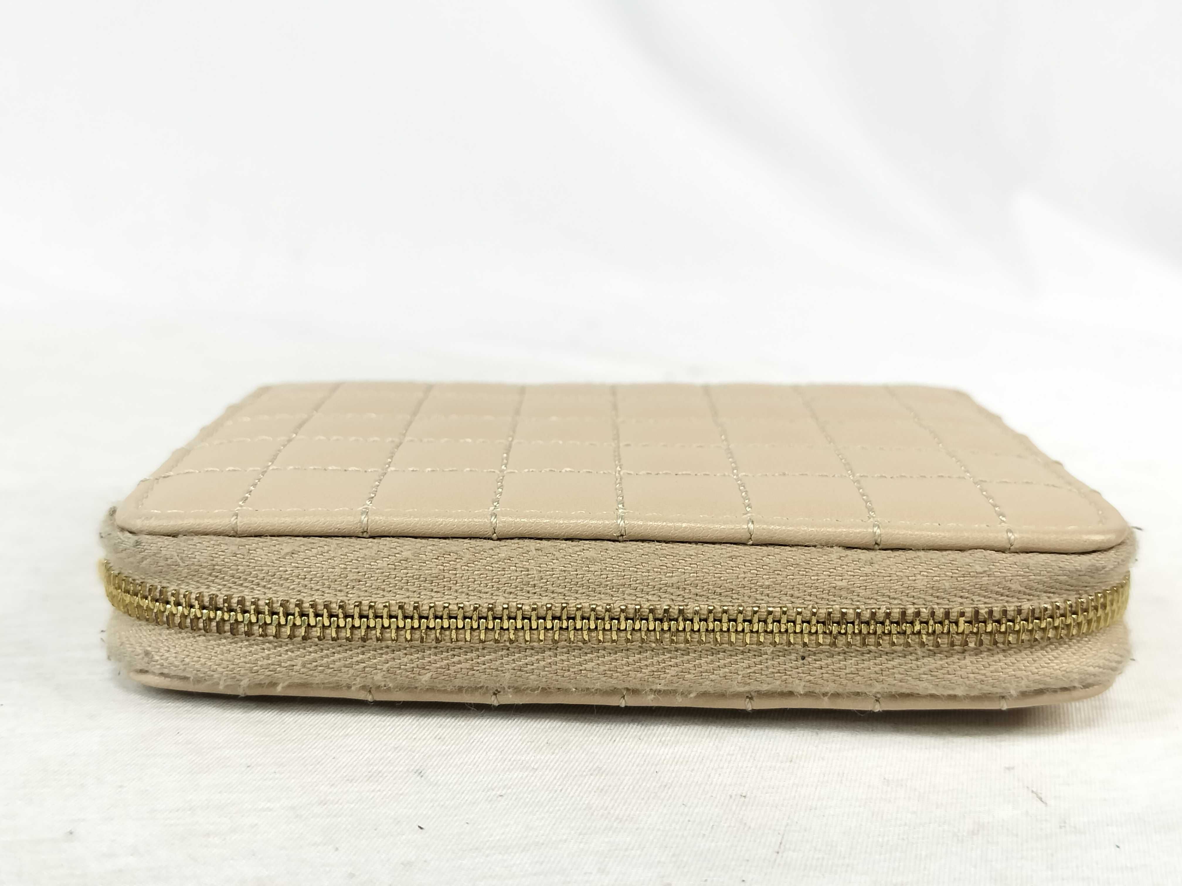quilted coin case in beige with C charm. — view 6