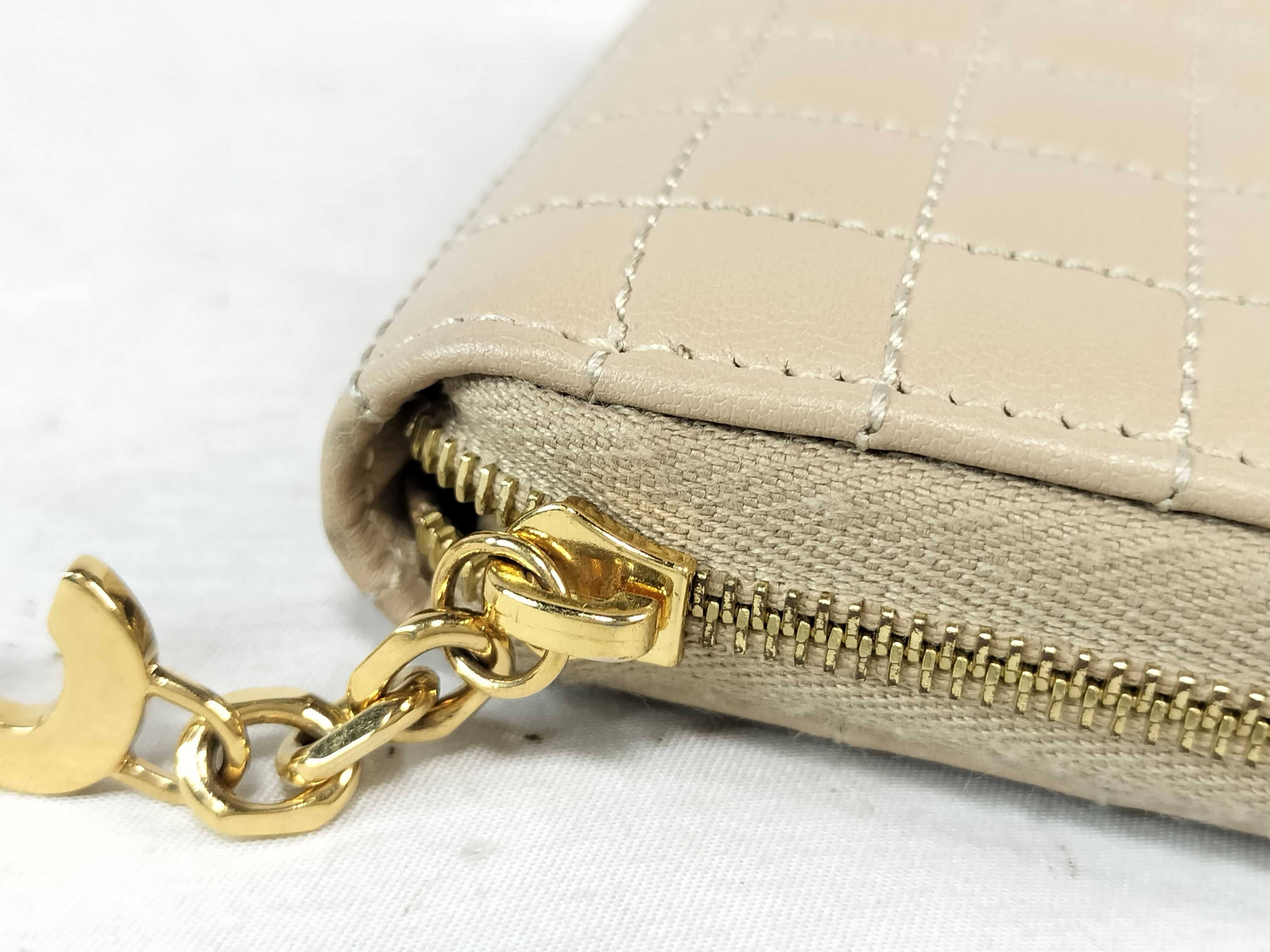 quilted coin case in beige with C charm. — view 7