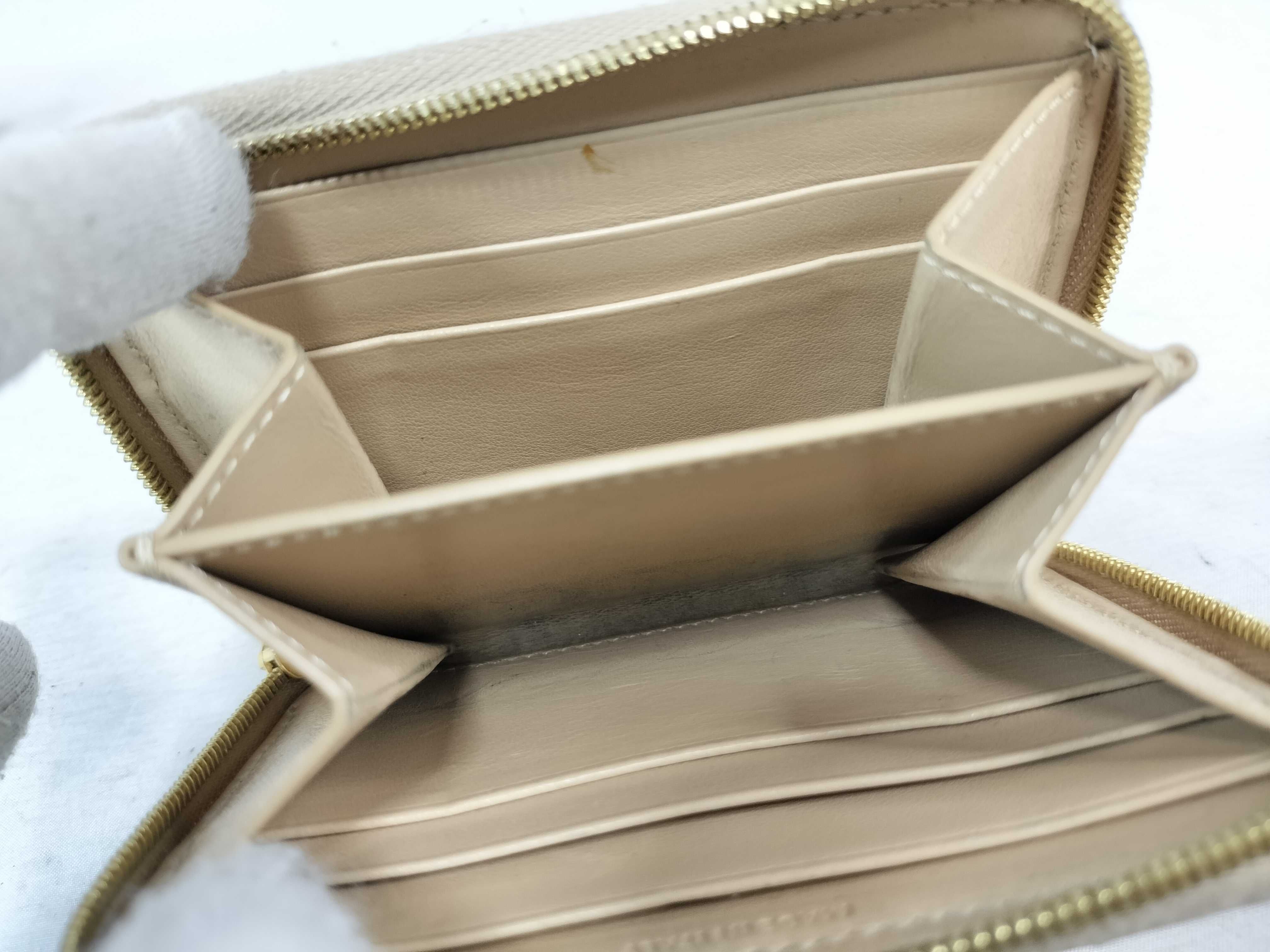 quilted coin case in beige with C charm. — view 10
