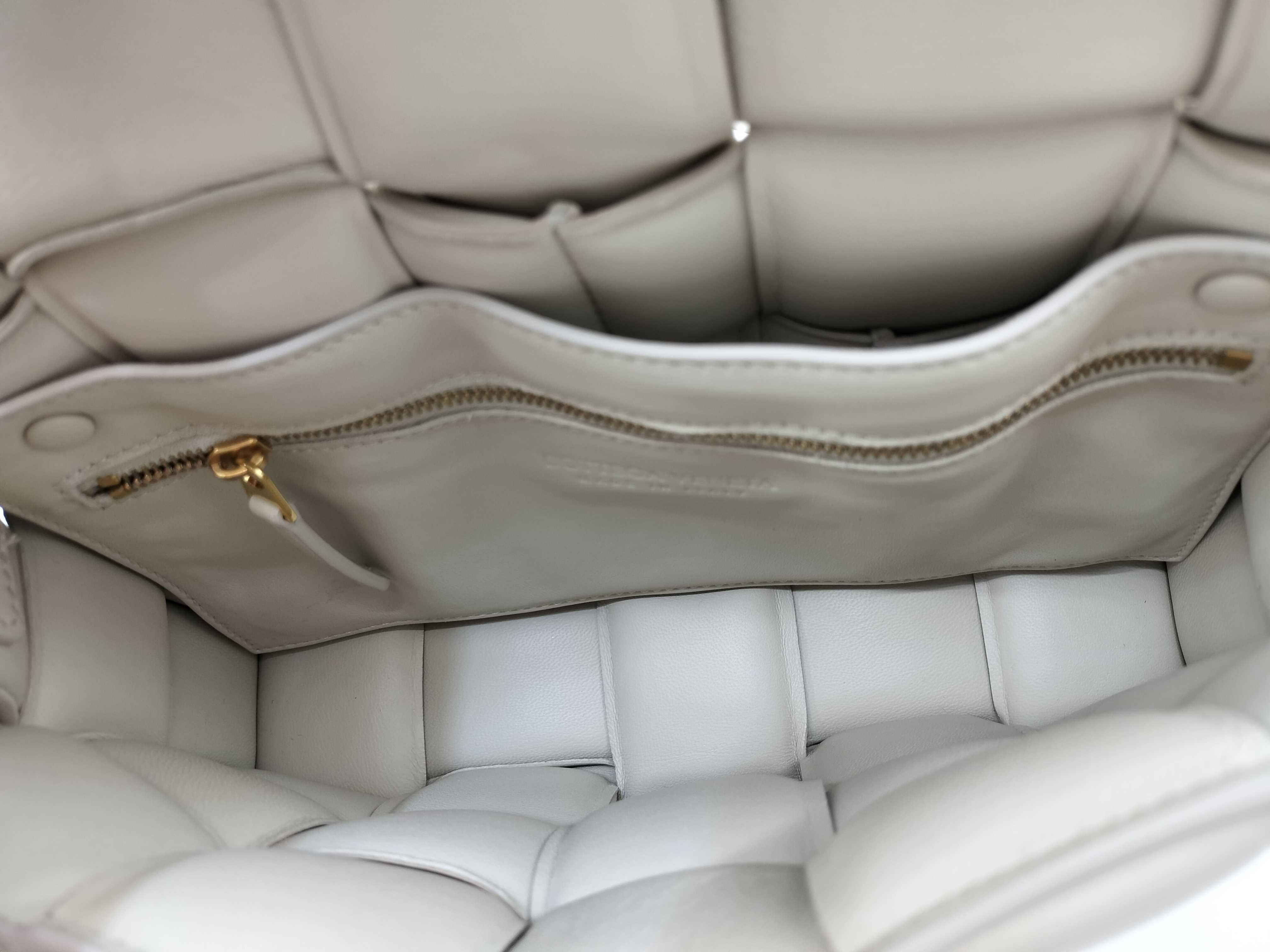 Padded Cassette White Shoulder Bag (Retail Price: ¥340,000) — view 11