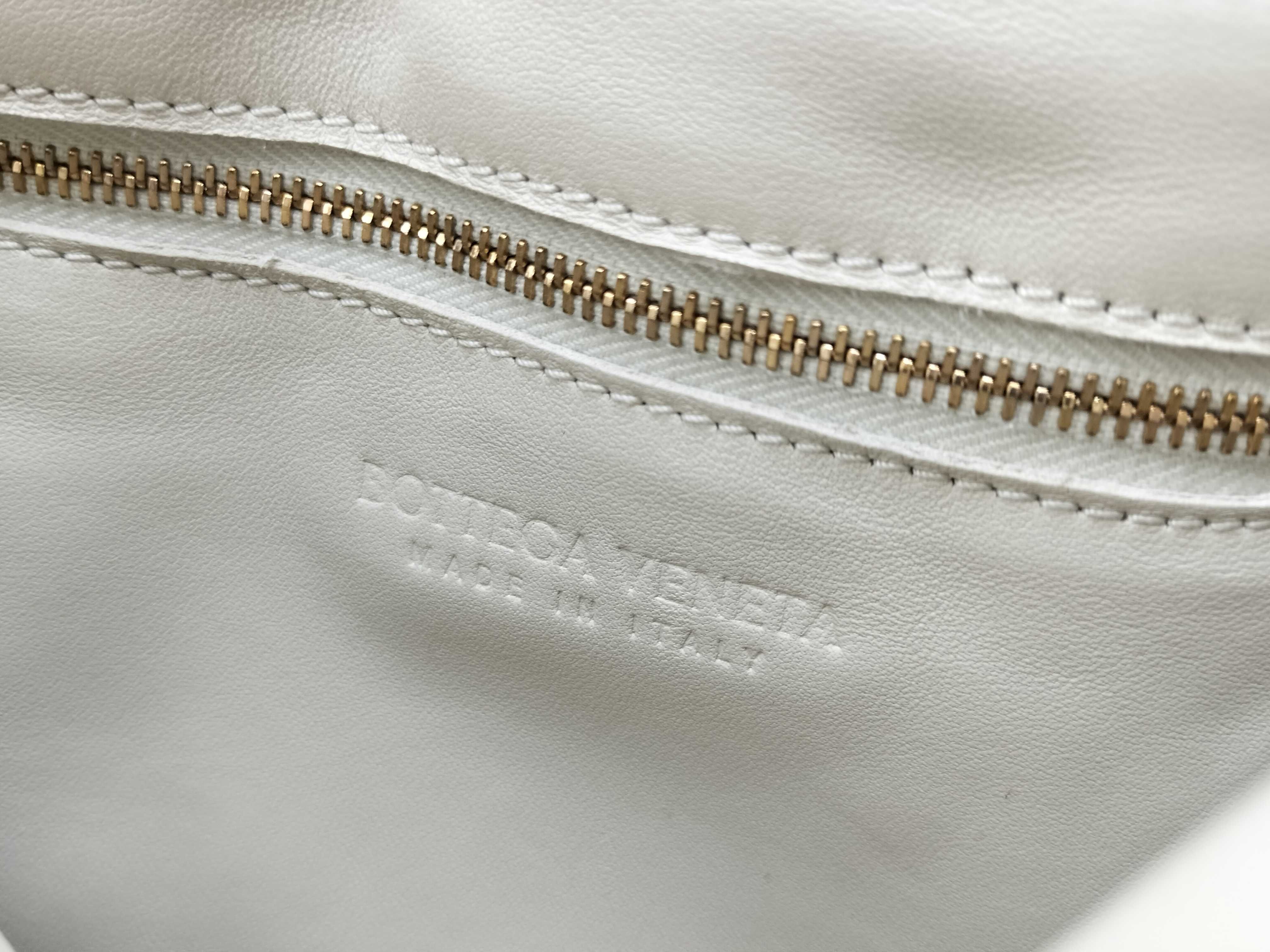 Padded Cassette White Shoulder Bag (Retail Price: ¥340,000) — view 12
