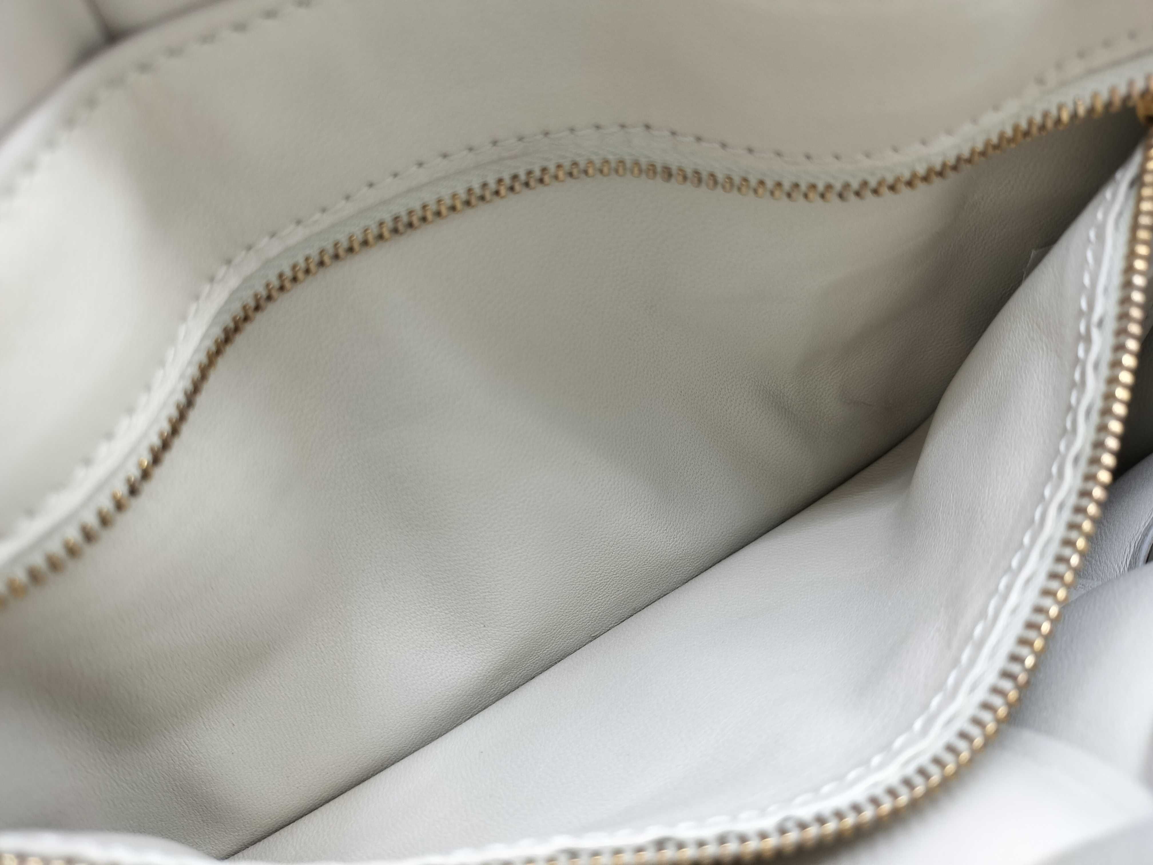Padded Cassette White Shoulder Bag (Retail Price: ¥340,000) — view 14
