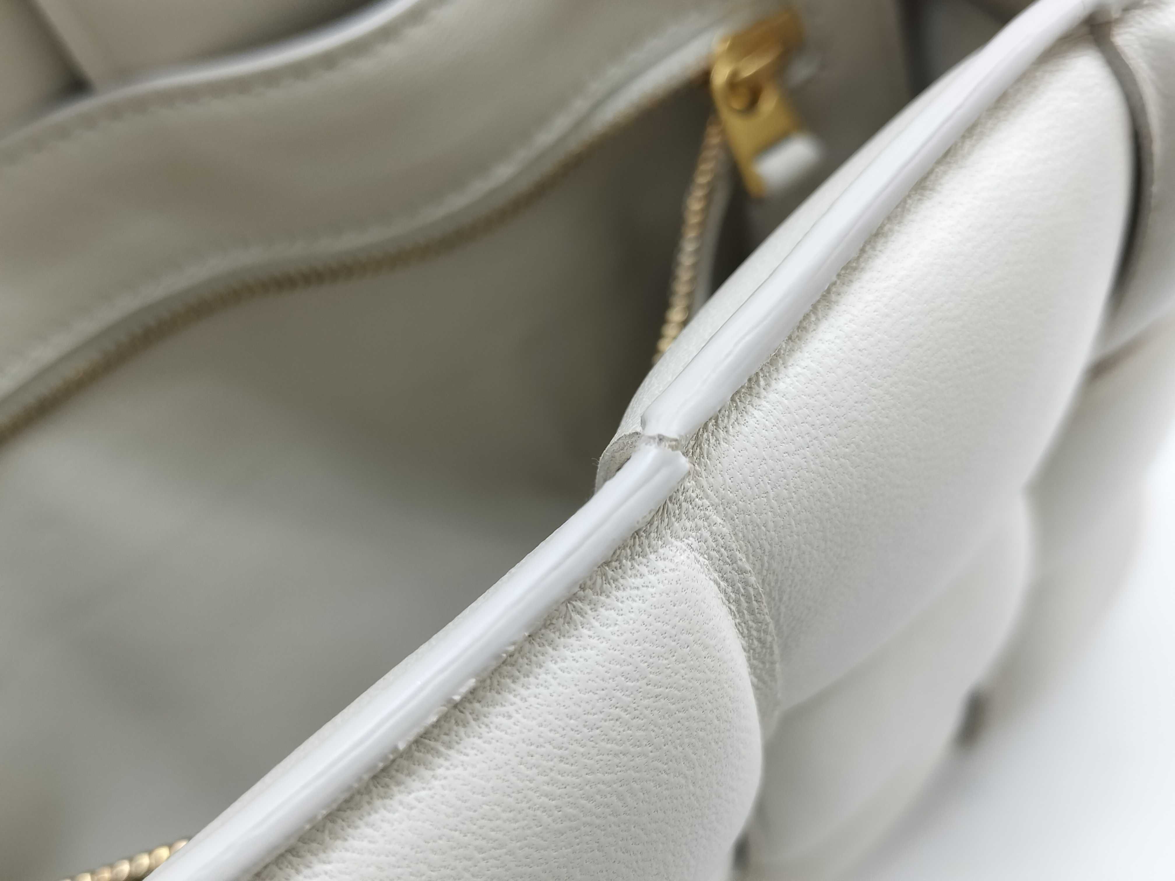 Padded Cassette White Shoulder Bag (Retail Price: ¥340,000) — view 15