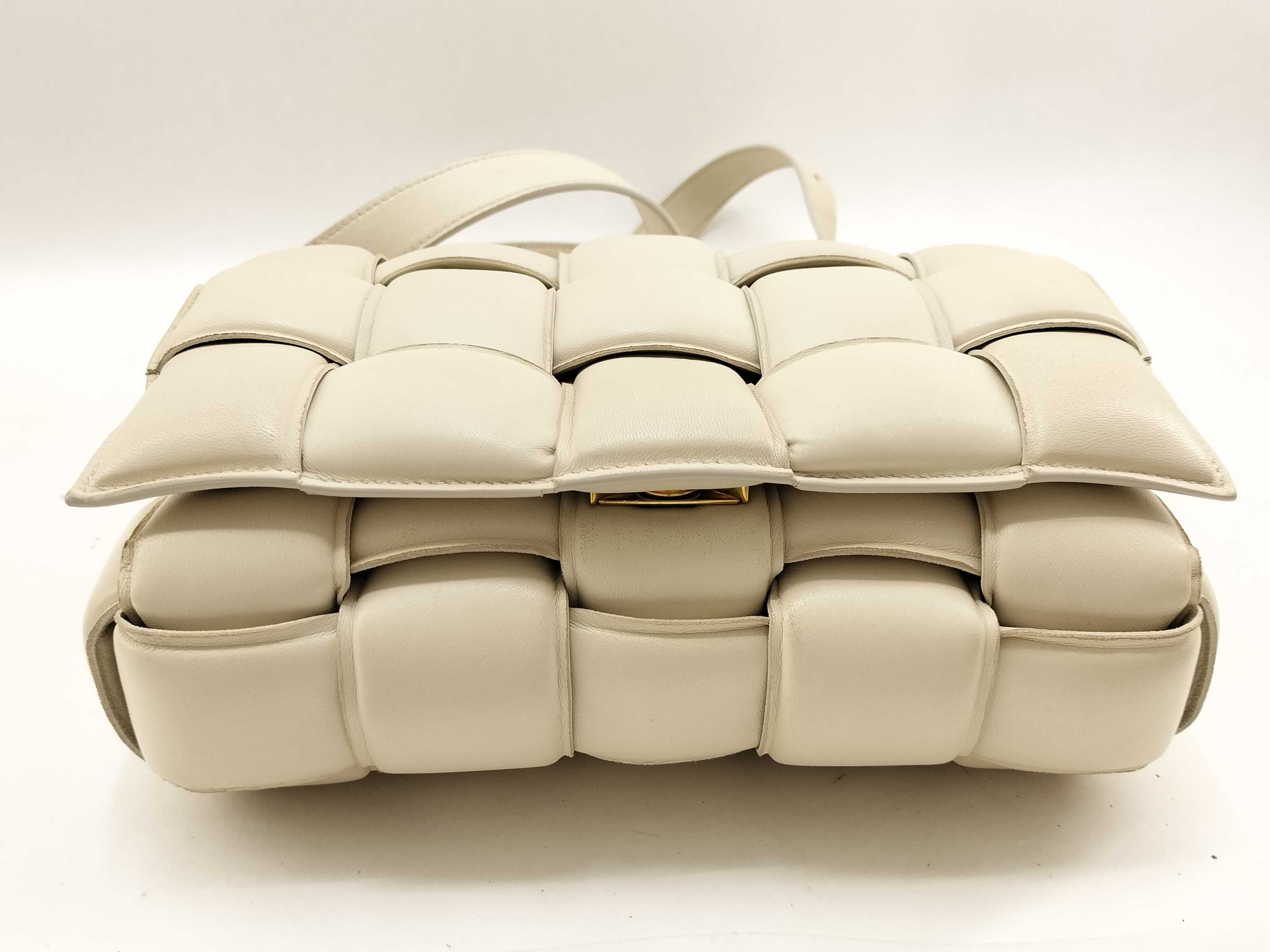 Padded Cassette White Shoulder Bag (Retail Price: ¥340,000) — view 3