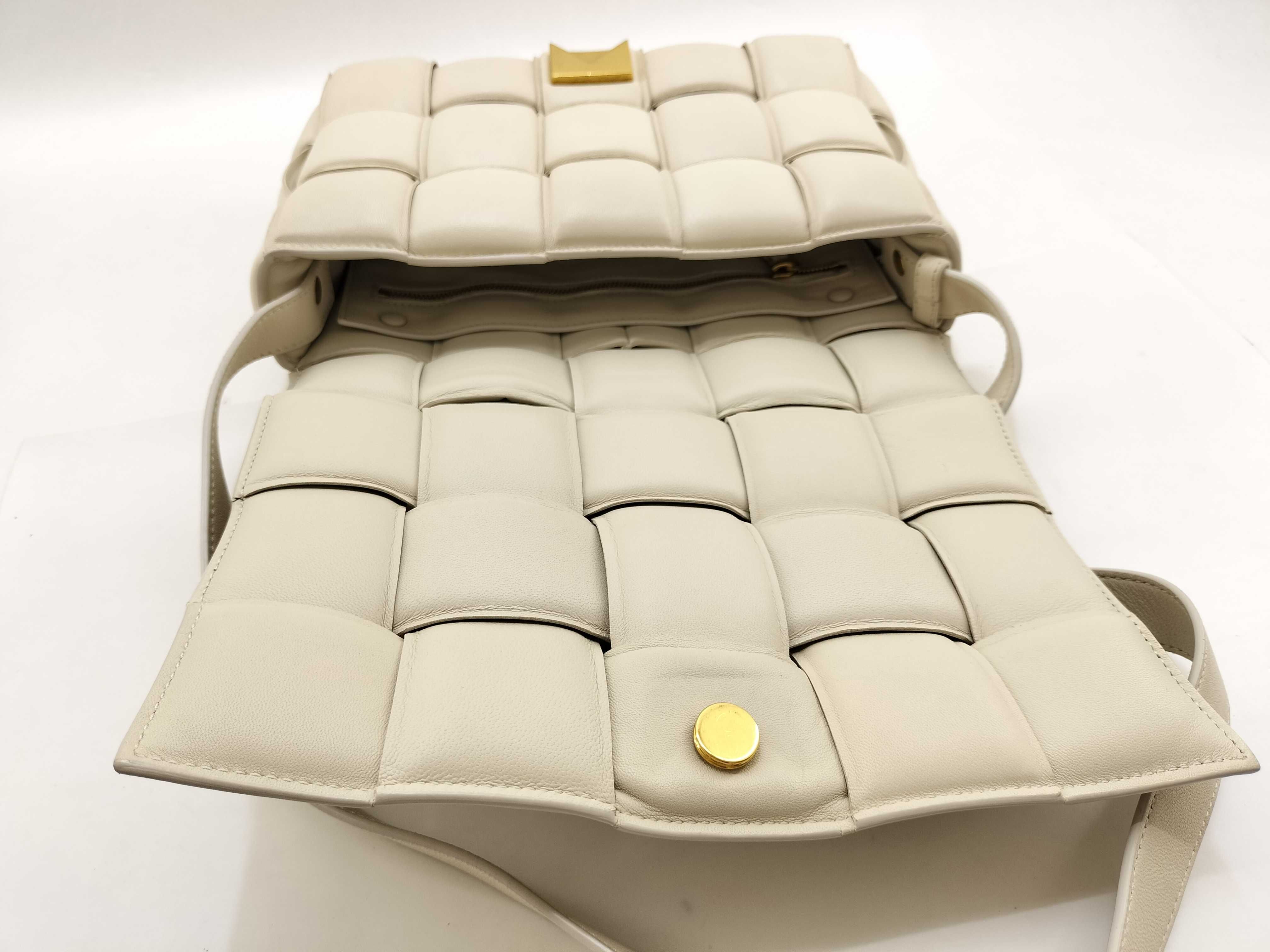 Padded Cassette White Shoulder Bag (Retail Price: ¥340,000) — view 9