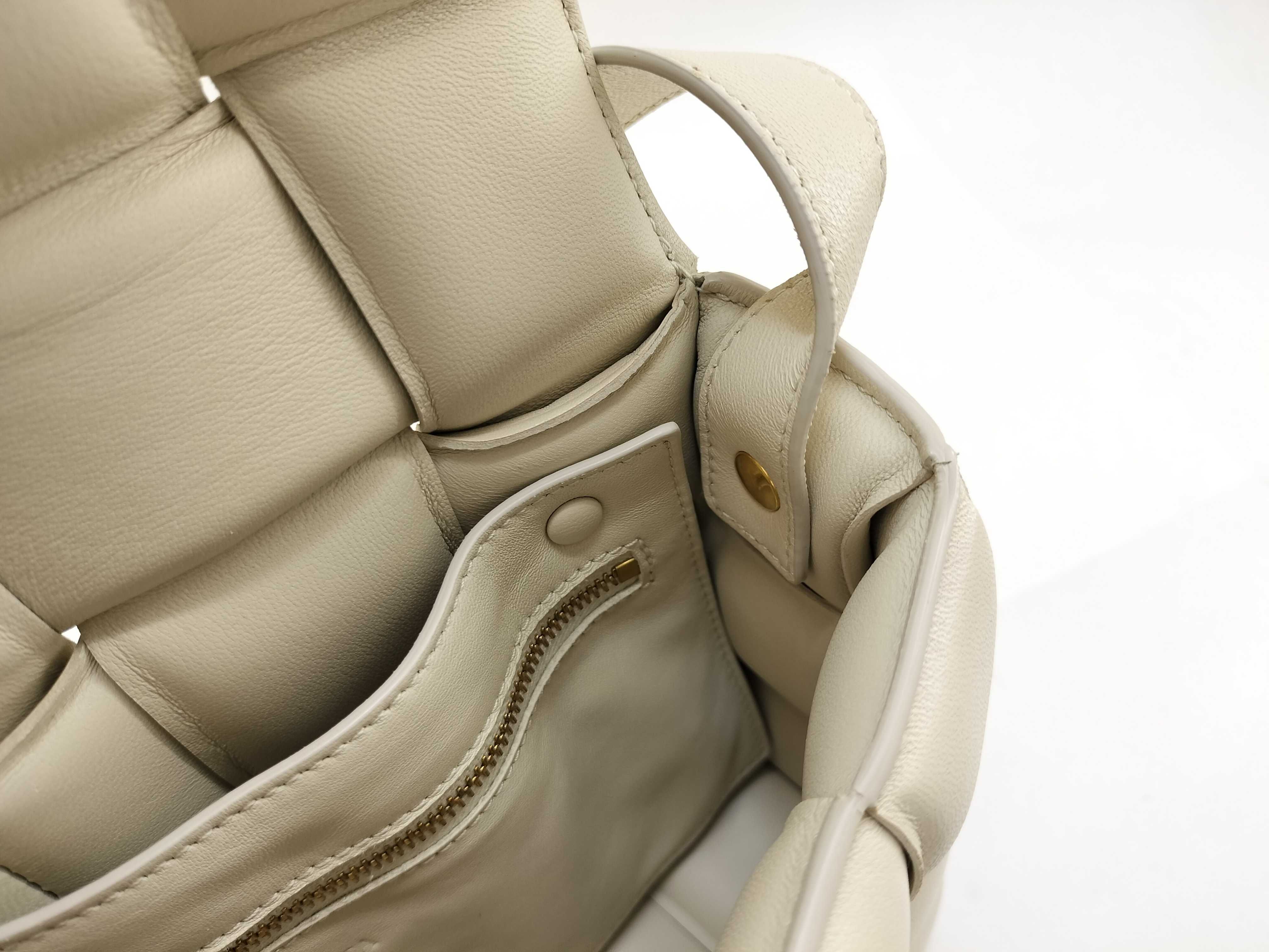 Padded Cassette White Shoulder Bag (Retail Price: ¥340,000) — view 10
