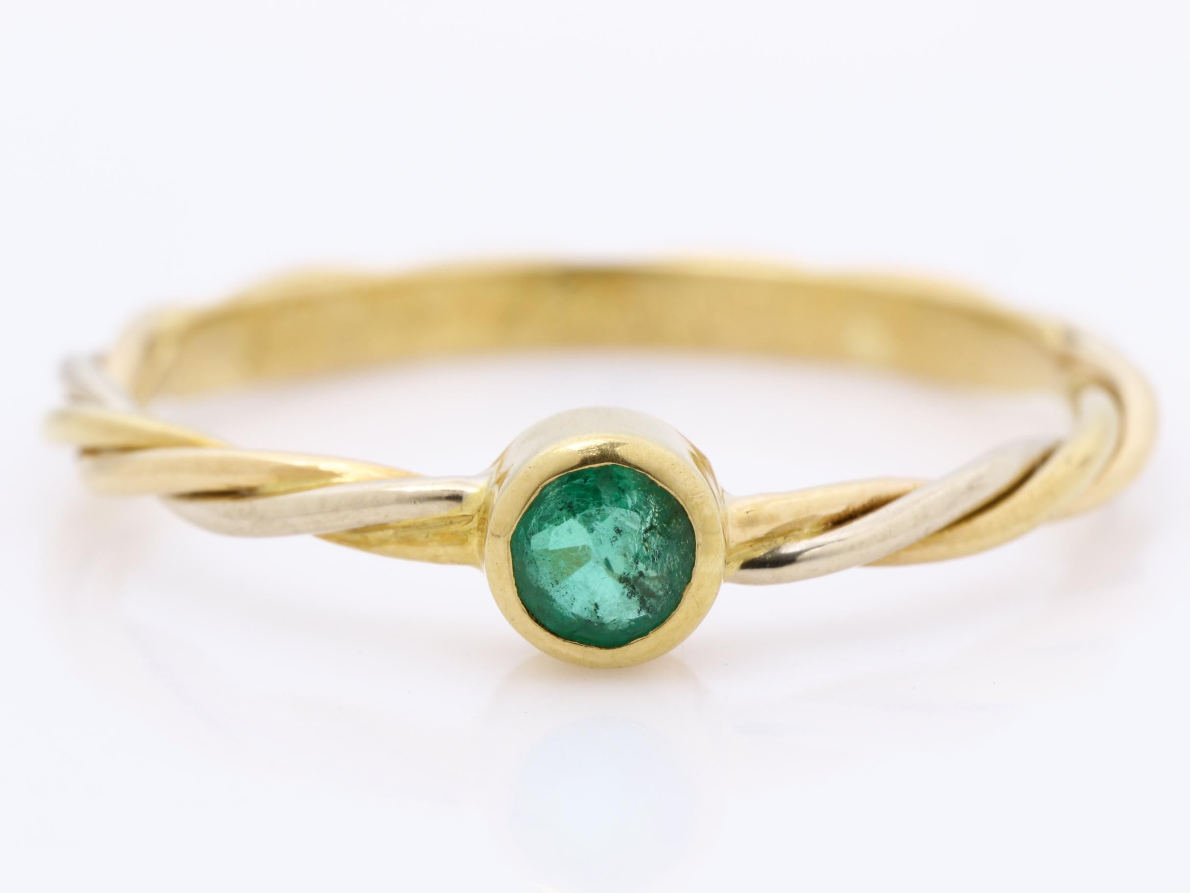 750YG Ring with Emerald, Size #50, 1.5g — view 2